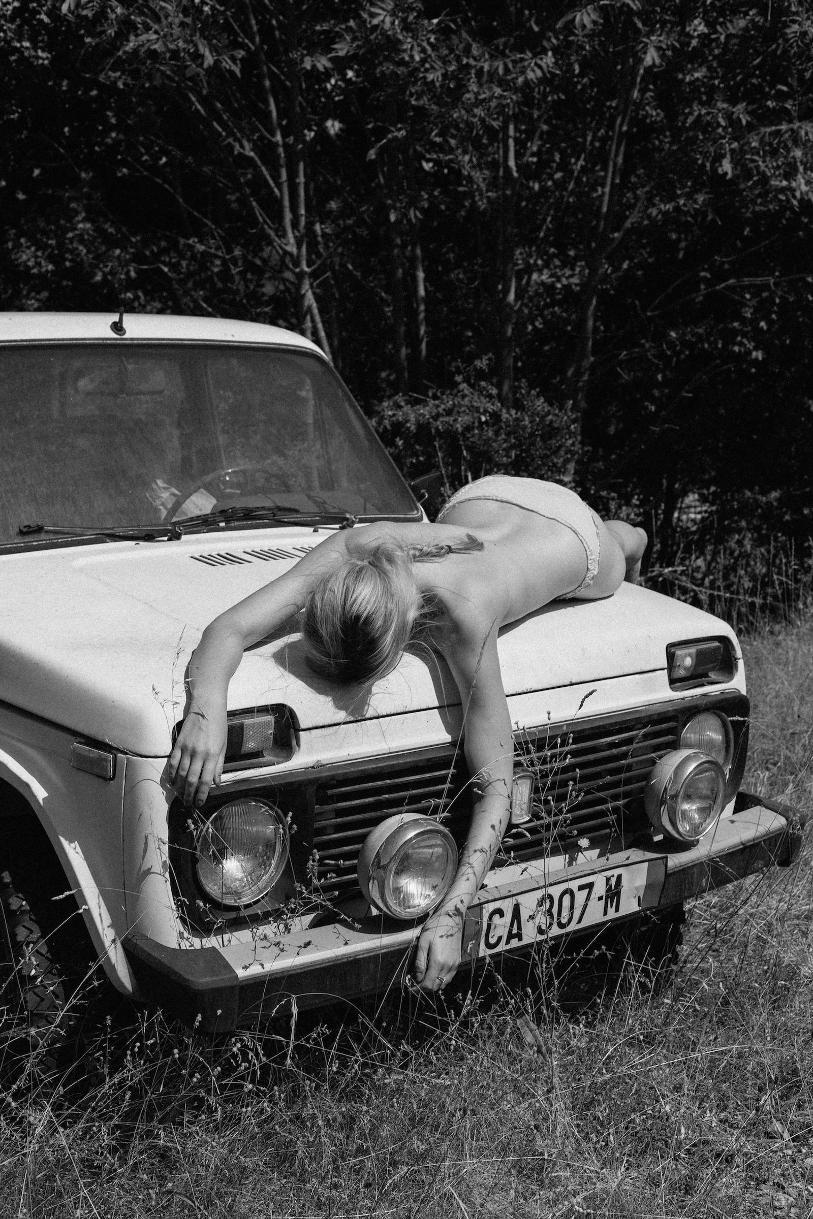 © Anna Guseva - Image from the «The black night calls my name» photography project