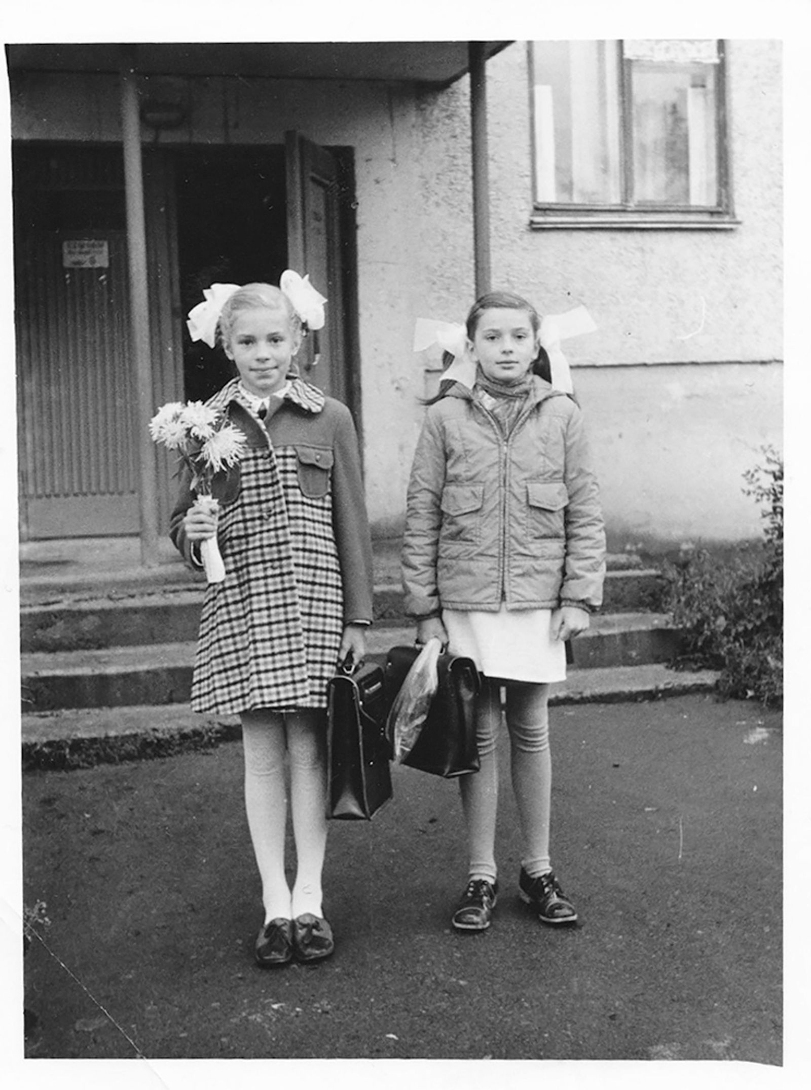 © Kristina Sergeeva - Mother with her best friend entering grade 1 in Mailbox44.