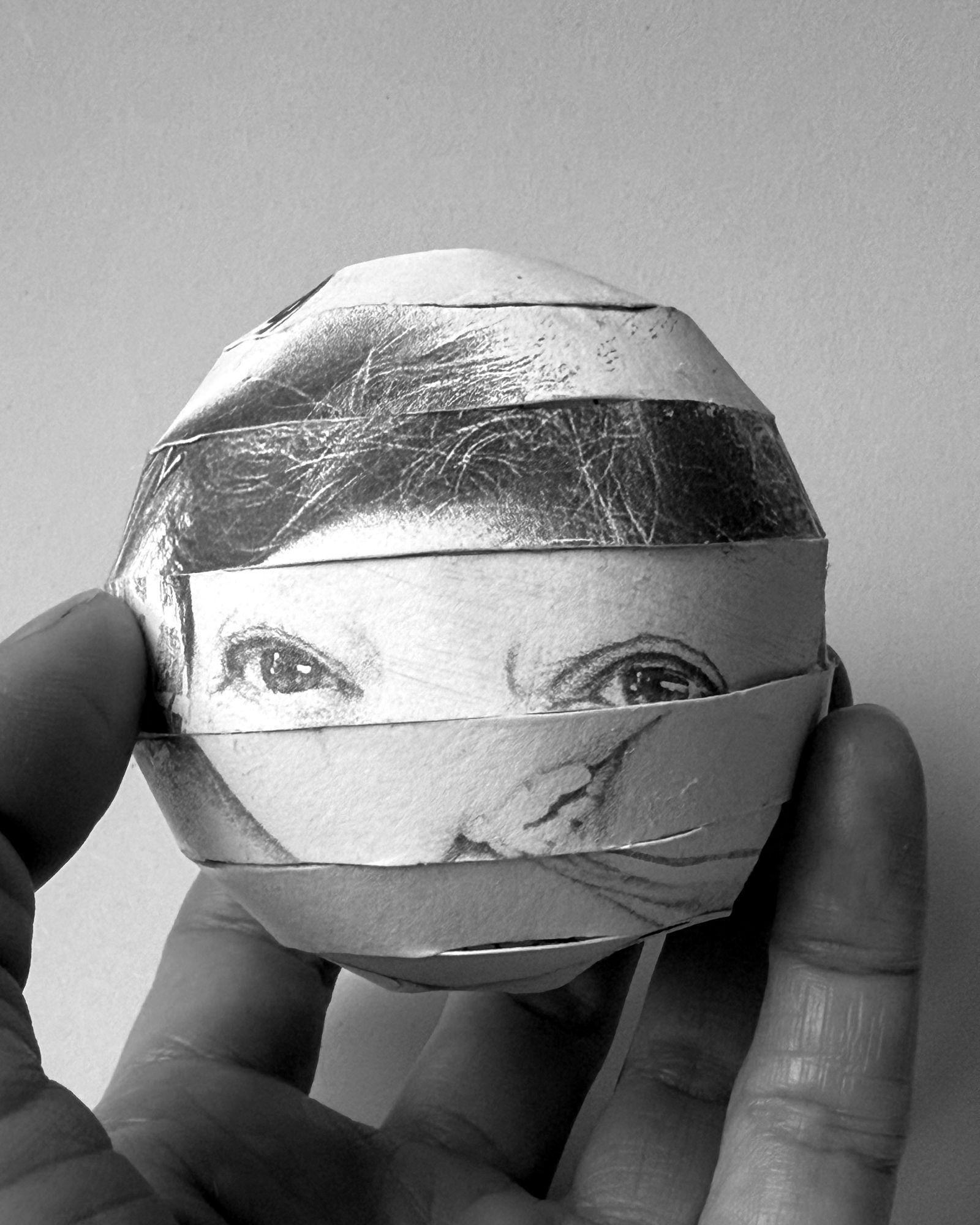 © Julia Zyrina - Image from the The geometry of kinship photography project