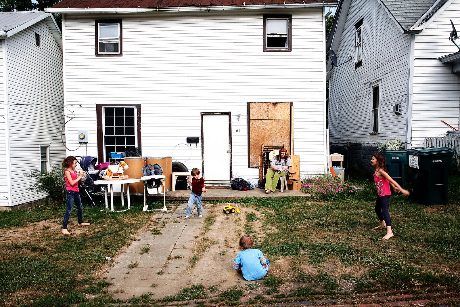 © Uno  Yi - Regina, Abby, David and Piper Pripps play outside their mother's home.