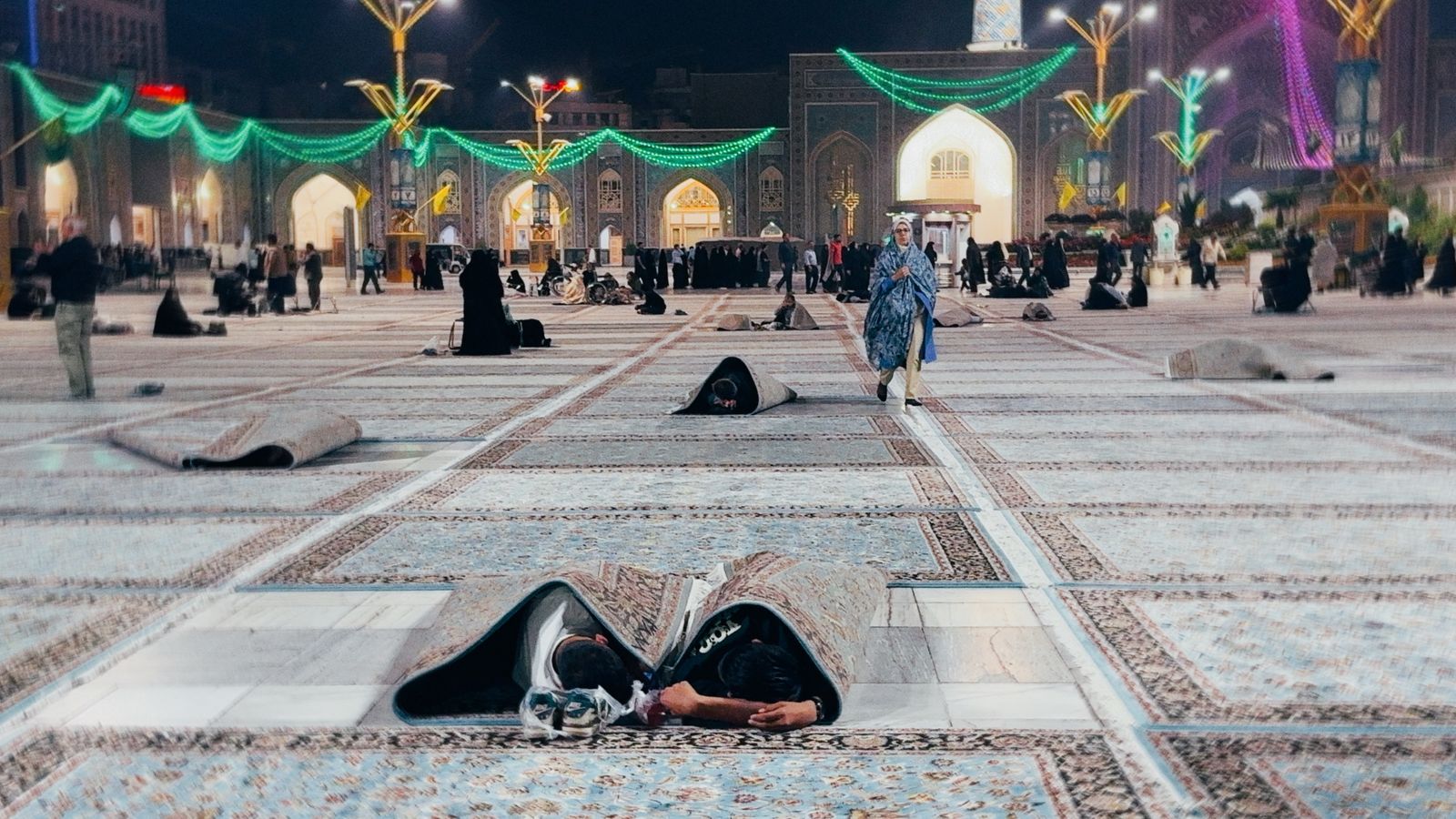 © samane vejdan - Wrapped in carpets, they wait for dawn