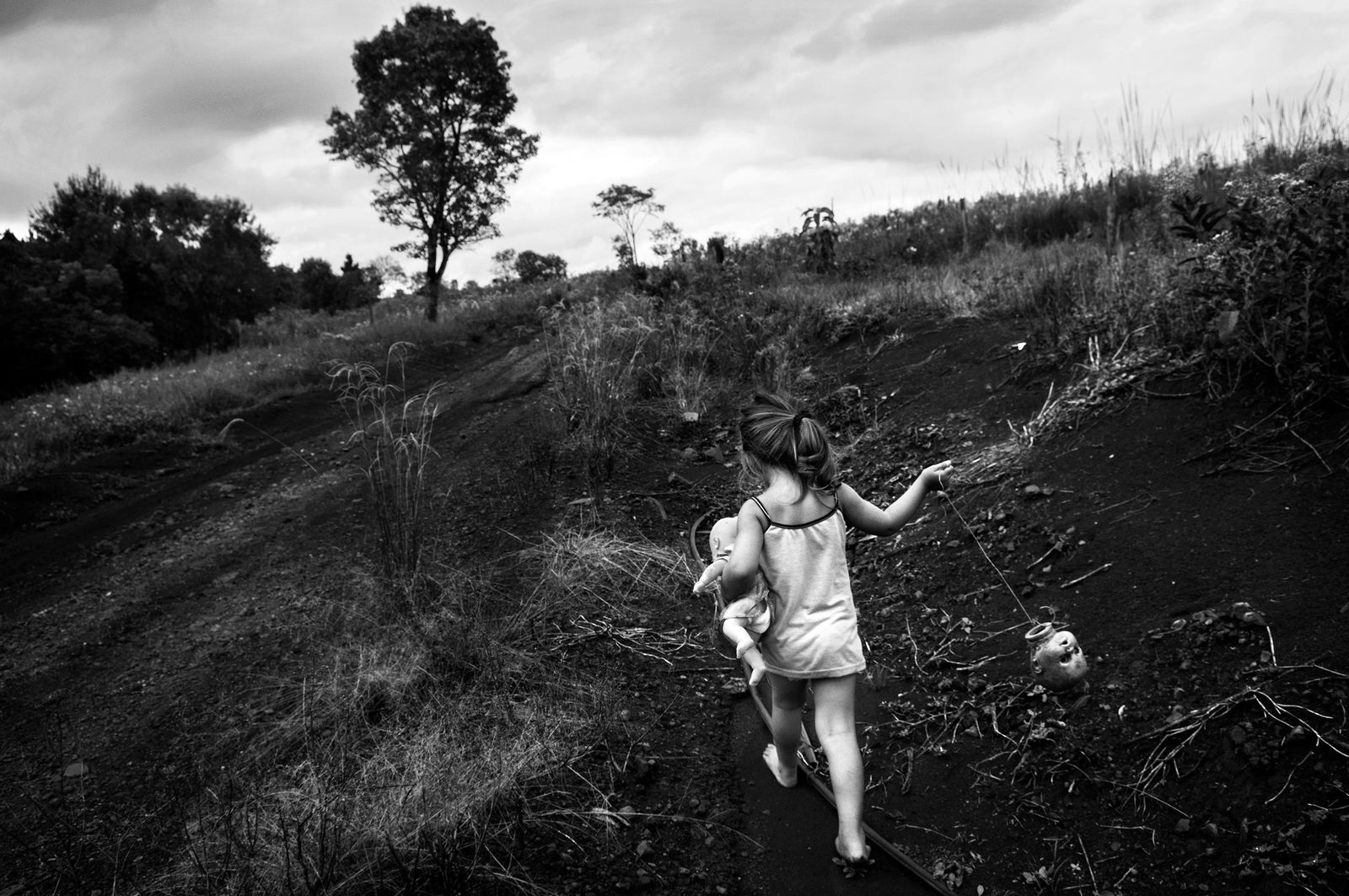 © Pablo Piovano - 15-04-2015, Alicia Alta- Misiones A girl runs across the fields.