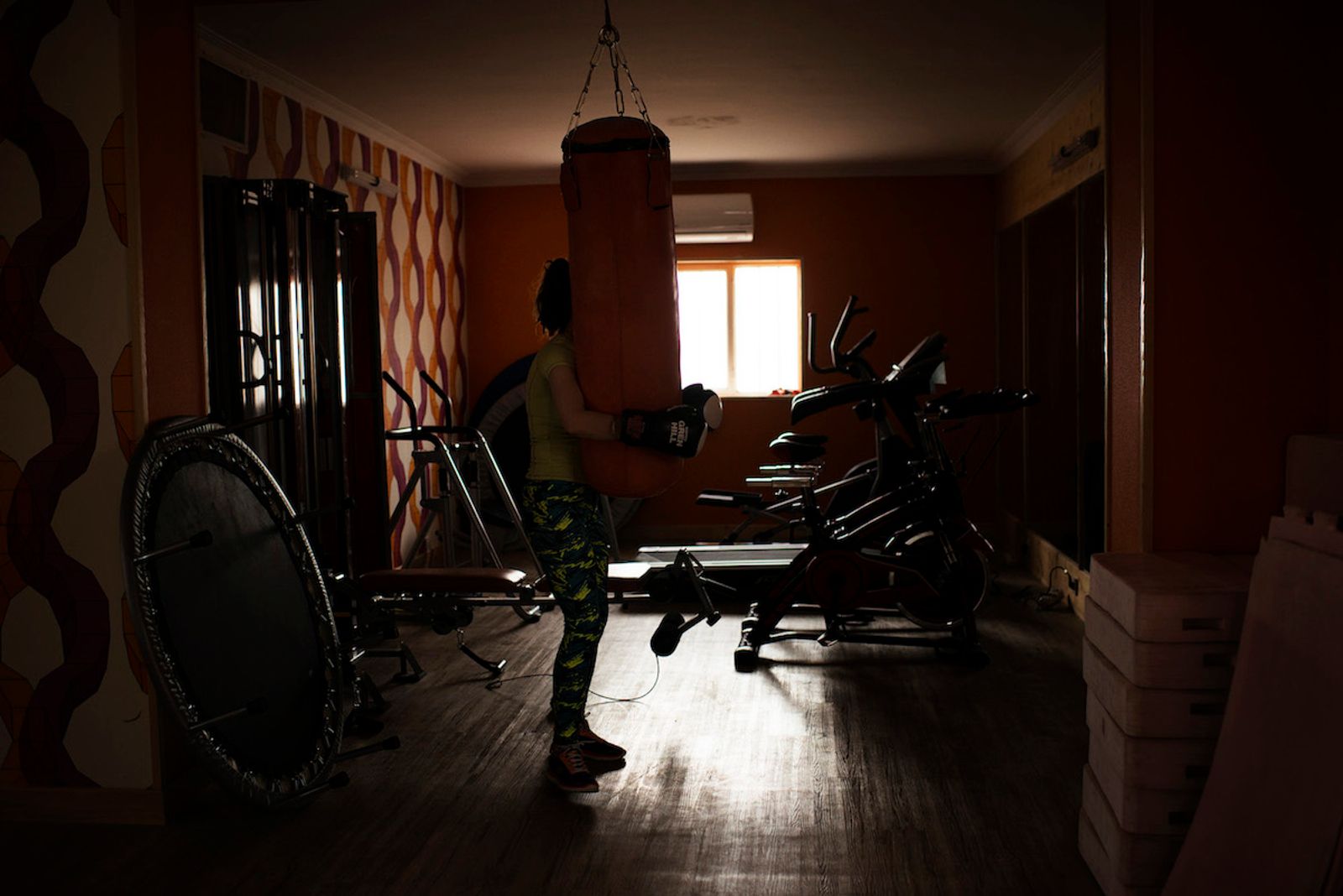 © Marjan Yazdi - Elham is boxing in her gym before the start of her session as a trainer.