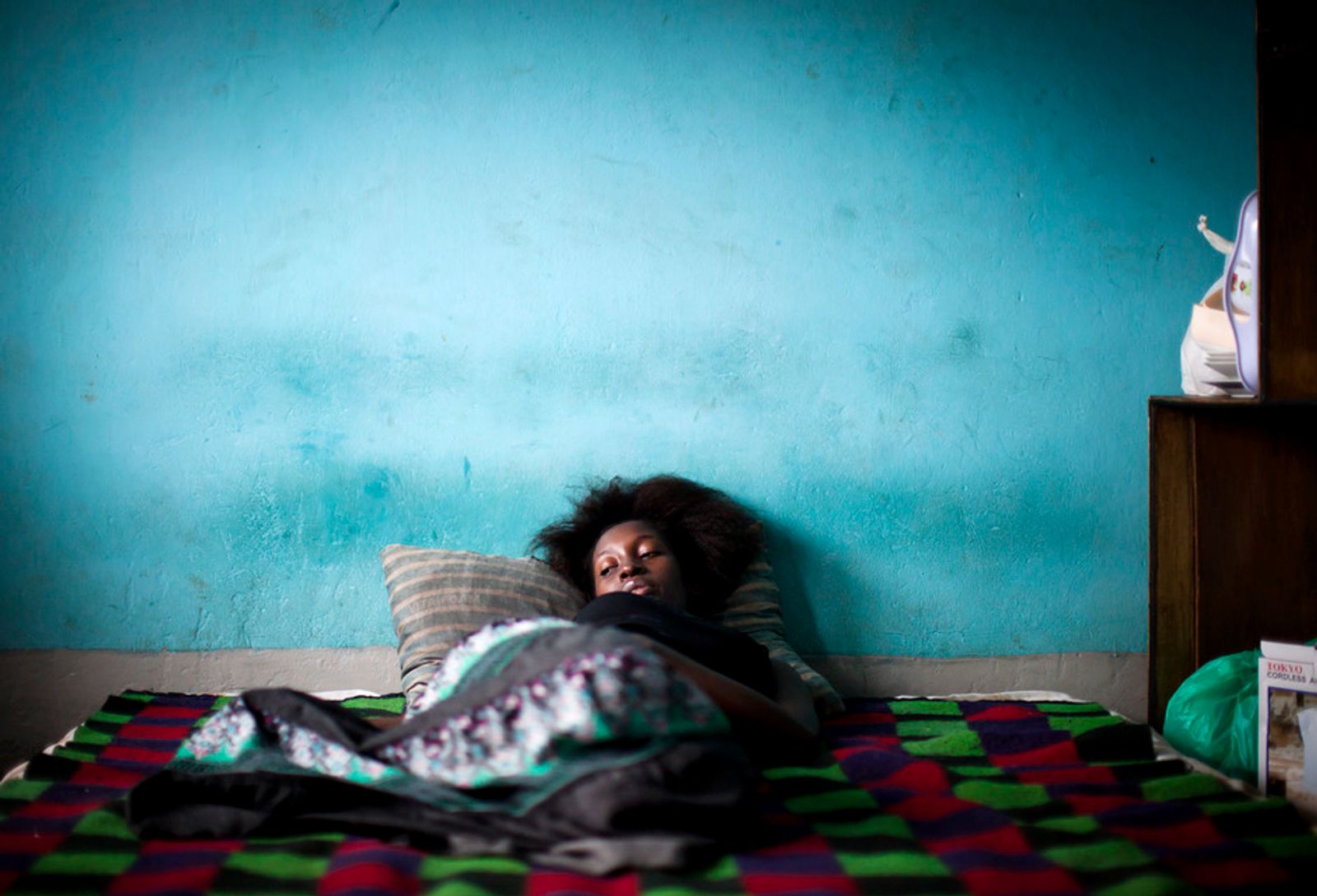 © Anne Ackermann - Shidda, a student, dozes in her bedroom. She shares a small place with her boyfriend.