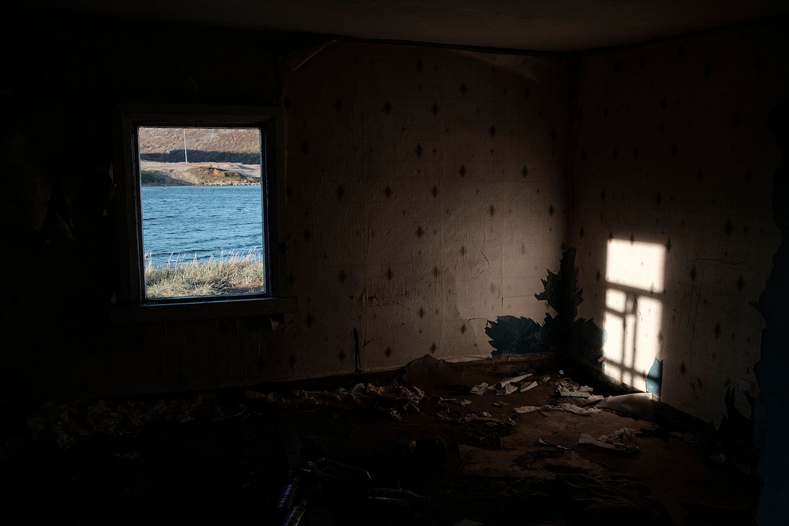 © ANASTASIA DUBRAVA - Image from the Abandoned belongings photography project