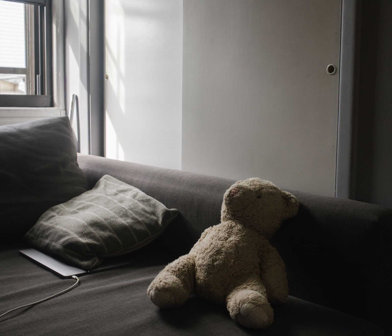 © Gili Benita - A teddy bear and a laptop left alone on the couch while Eyal and Sam went groccerie shopping. Ridgewood, NYC, May 18th, 2020