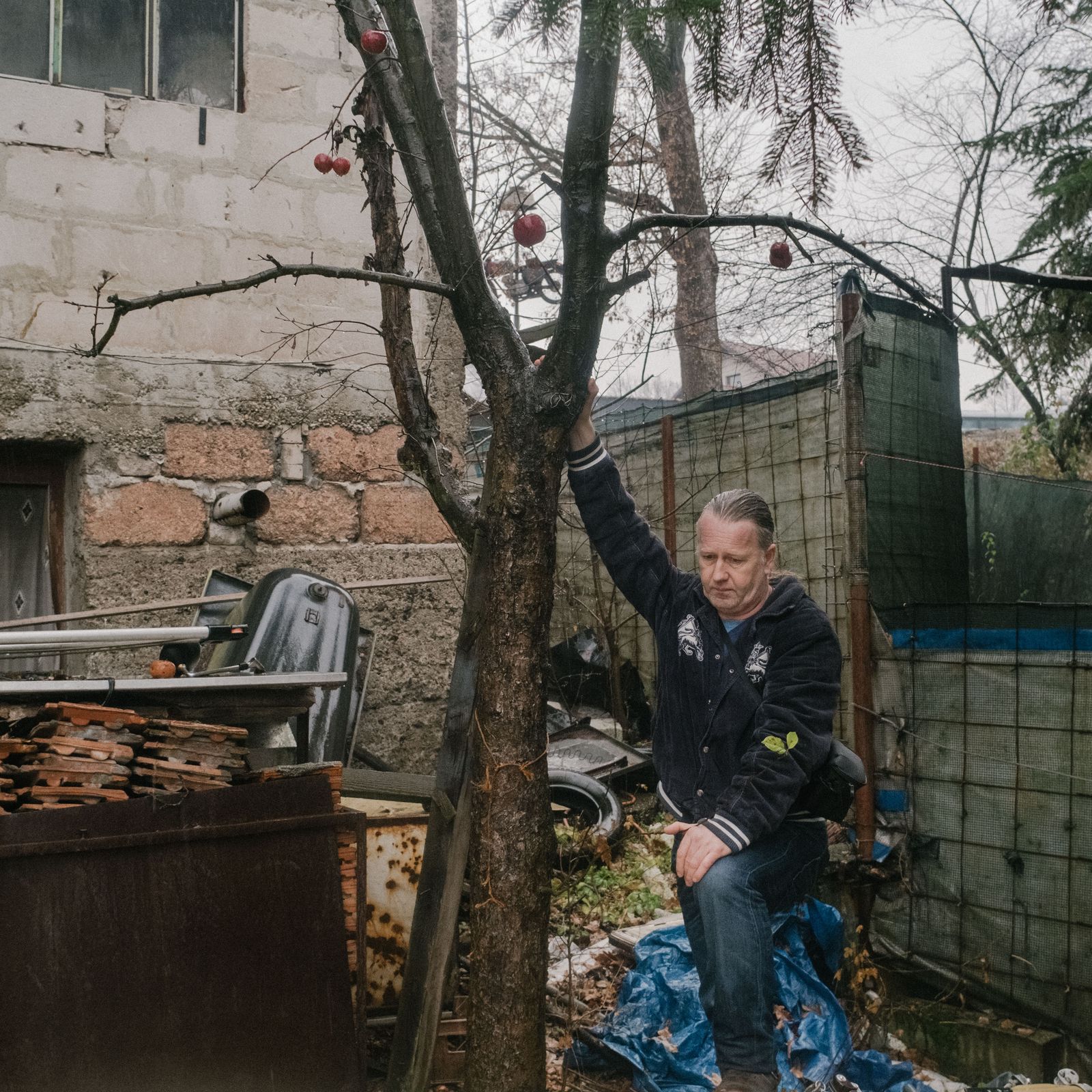 © Thomas Morsch Magnus Terhorst - Senad is not going to eat the apples from his garden because of the pollution