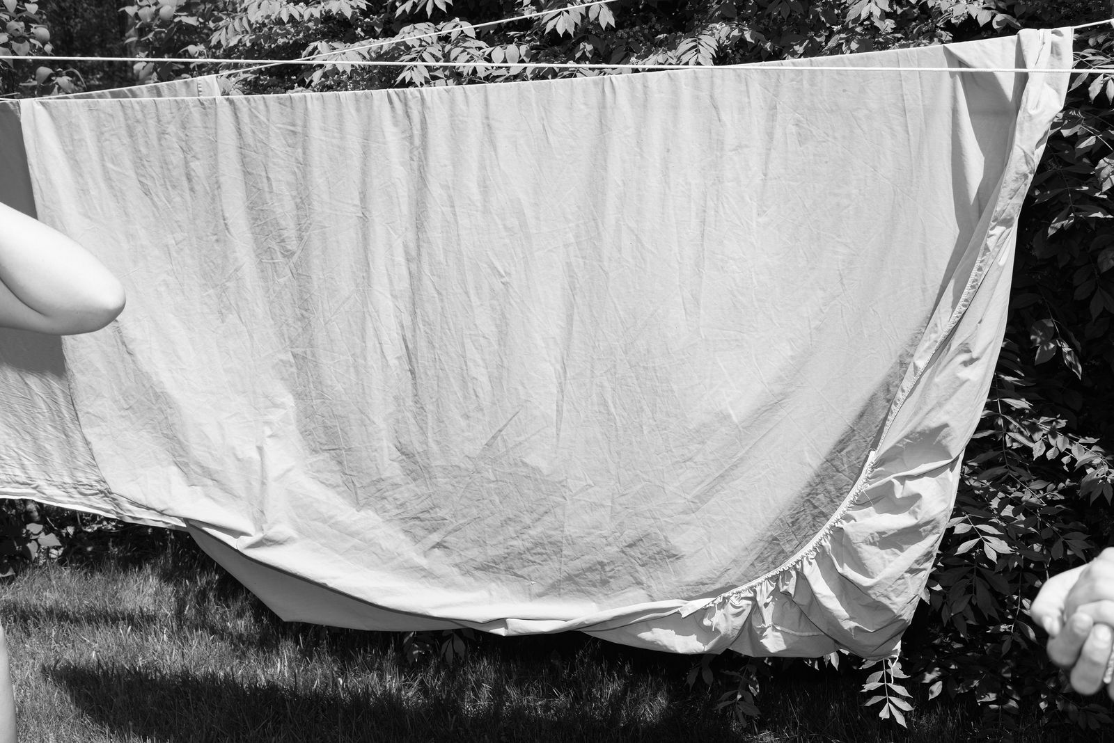 © Jillian Freyer - Two girls hang the laundry in August 2019.