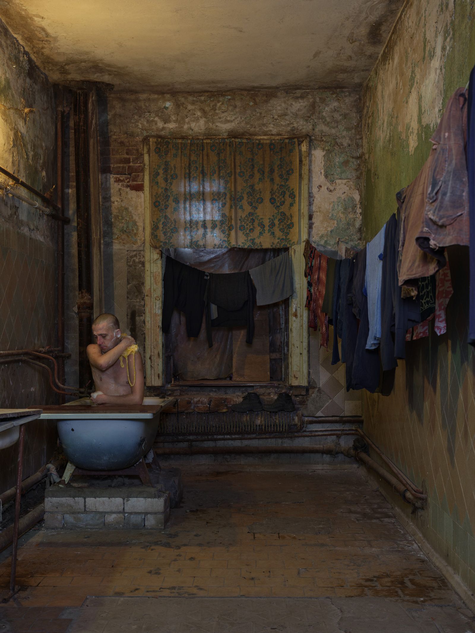 © Vladimir Seleznev - A man washes himself in an apartment with a shared bathroom