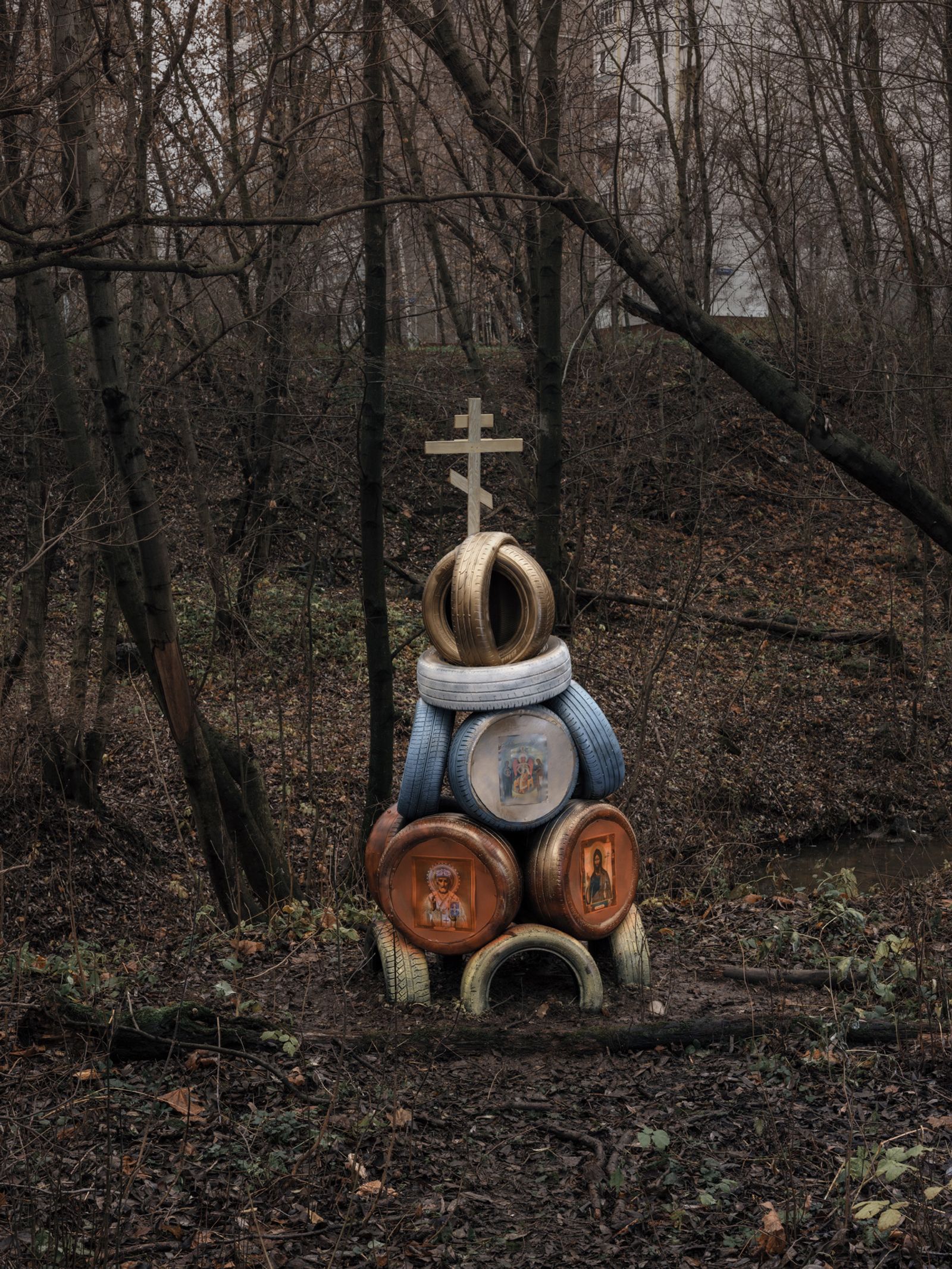 © Vladimir Seleznev - DIY temple made of car tires