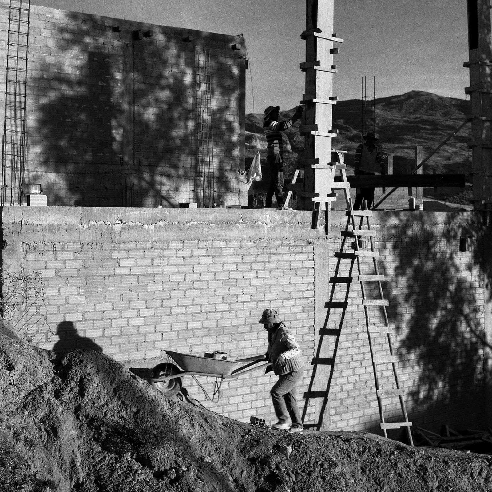 © Sofia Bensadon - Image from the "50 kg" - Woman Builders in La Paz City, Bolivia photography project