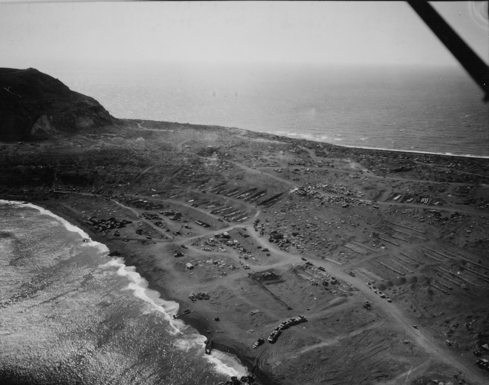 © Marianne Ingleby - Bruce Elkus, Iwo Jima 1945