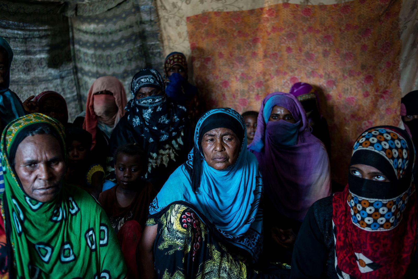 © Alex Potter - Yemeni women from Taiz sit in a tent for the displaced in Lahj.