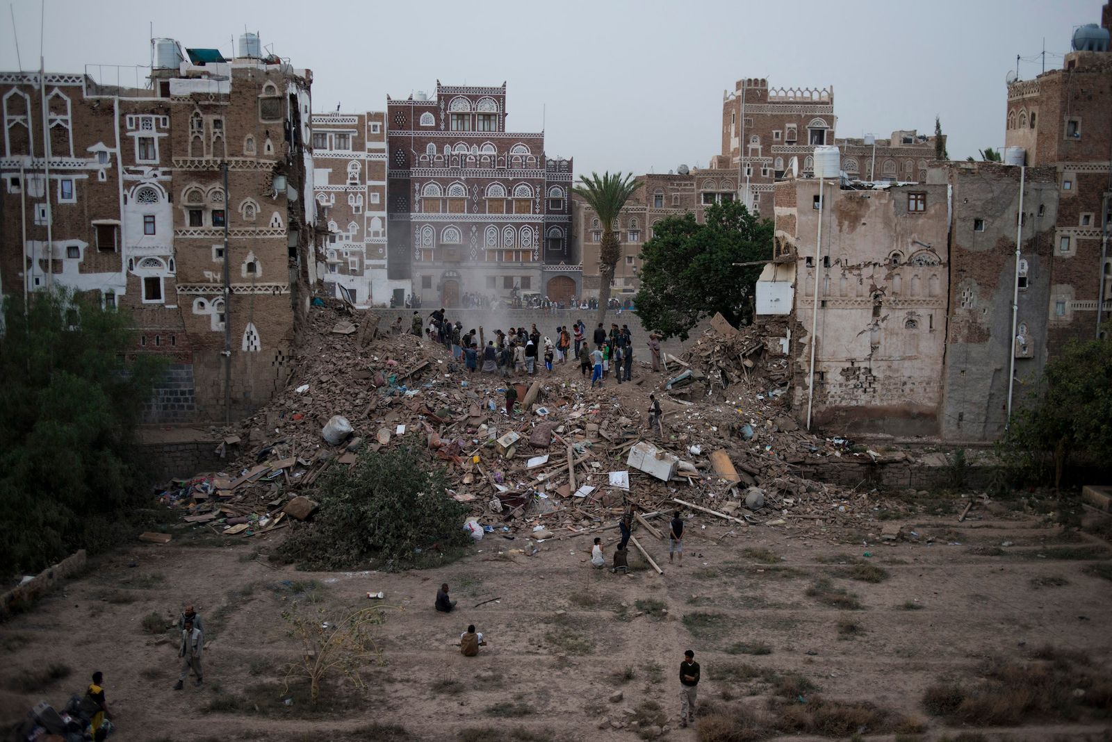 © Alex Potter - Yemenis search for their neighbors after an airstrike hit homes in the Old City.
