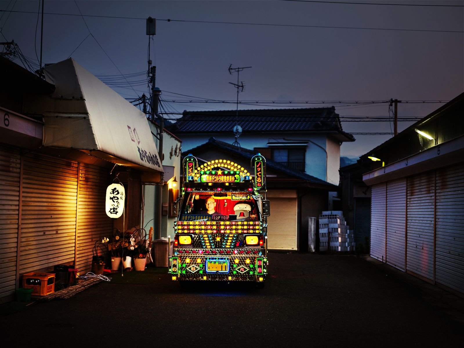© Julie Glassberg - Akuti kun stopped in front of a small snack bar. Osaka prefecture.