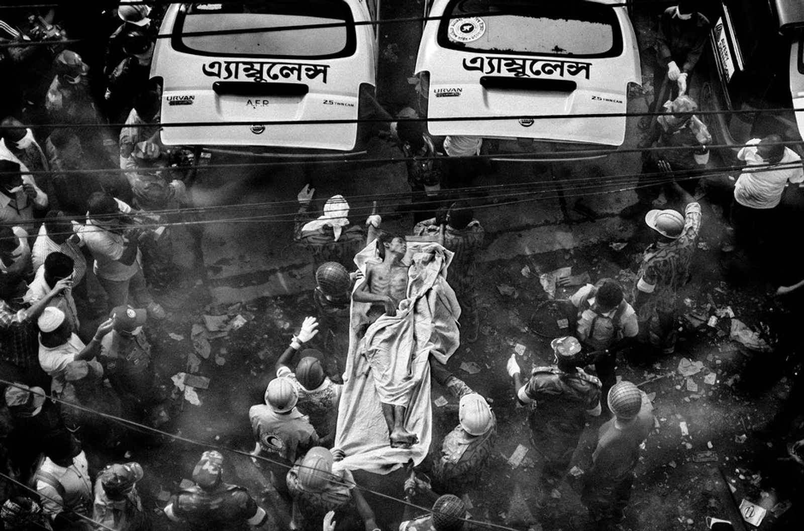 © Rahul Talukder - Rescuers carry a survivor pulled out from the rubble after 77 hours.