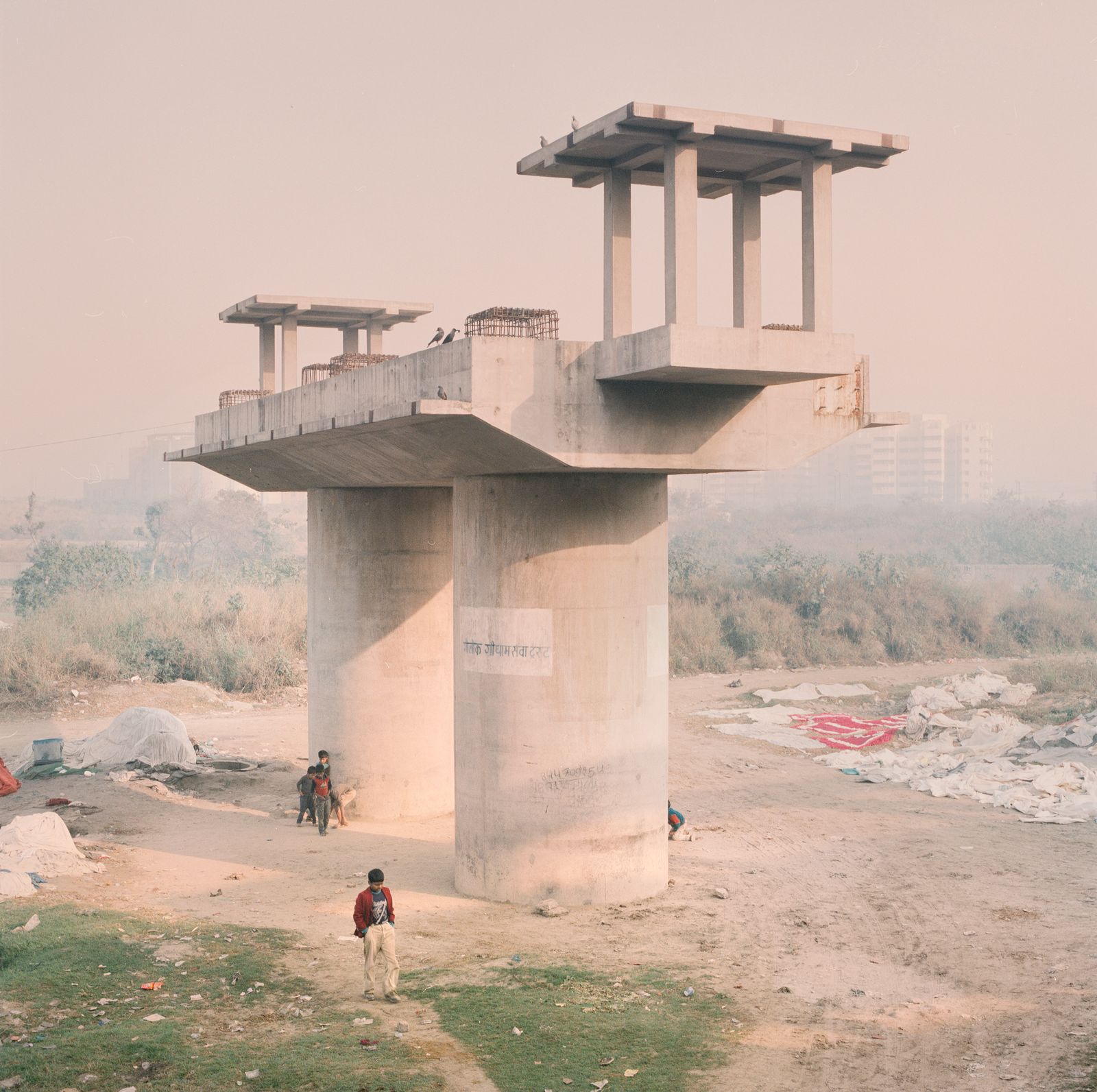 © Giulio Di Sturco - an outdoor makshift laundry for hotels along the Yamuna river,