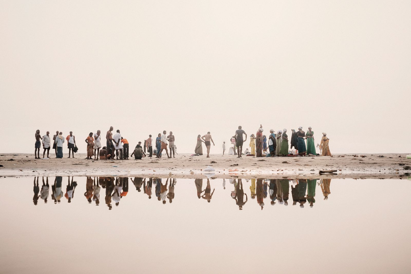 © Giulio Di Sturco - Devotes during the Diwali festival in Varanasi