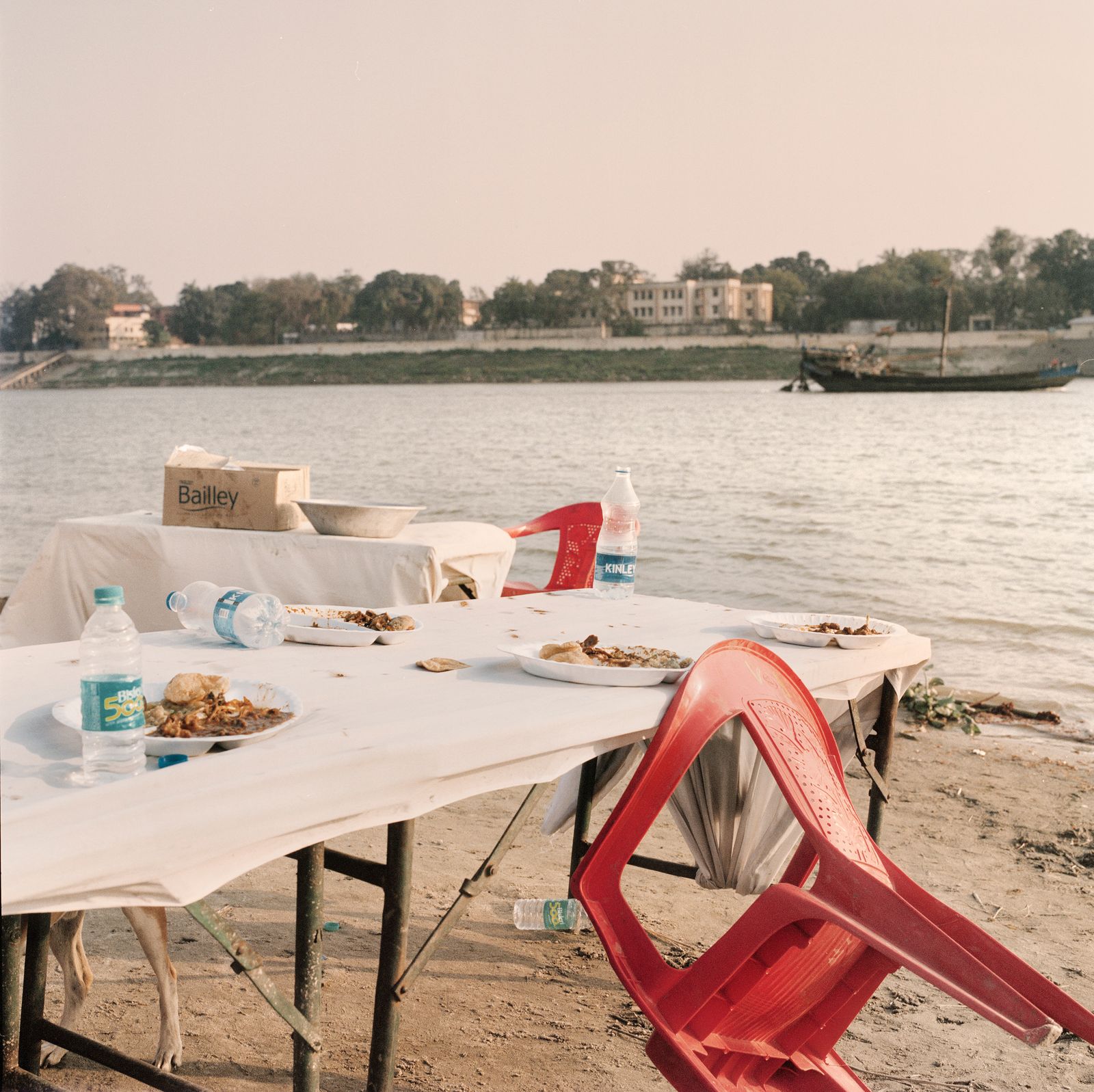 © Giulio Di Sturco - refreshment stall along the Ganges river in Patna, Bihar, India