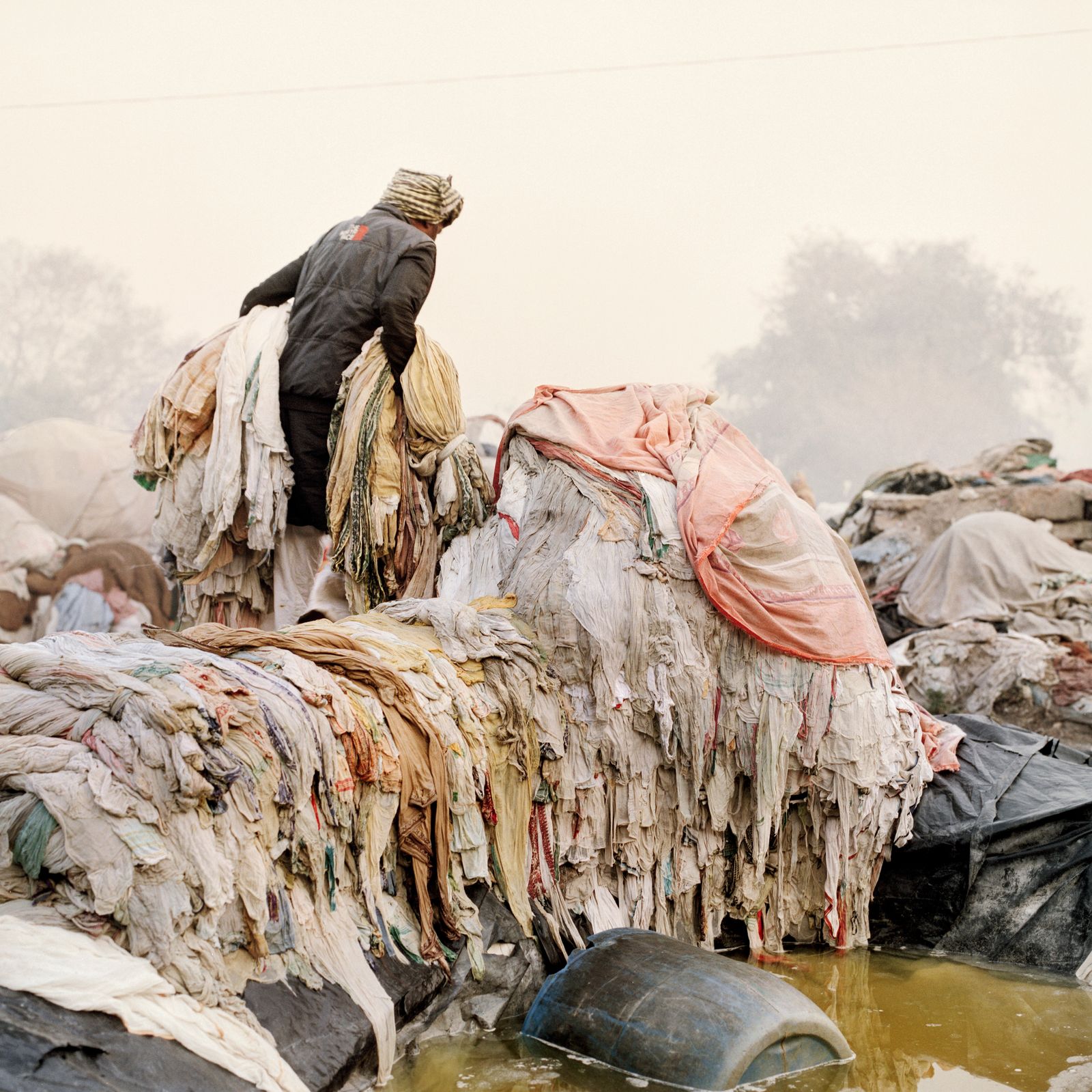 © Giulio Di Sturco - an outdoor makshift laundry for hotels along the Yamuna river, feb 2014
