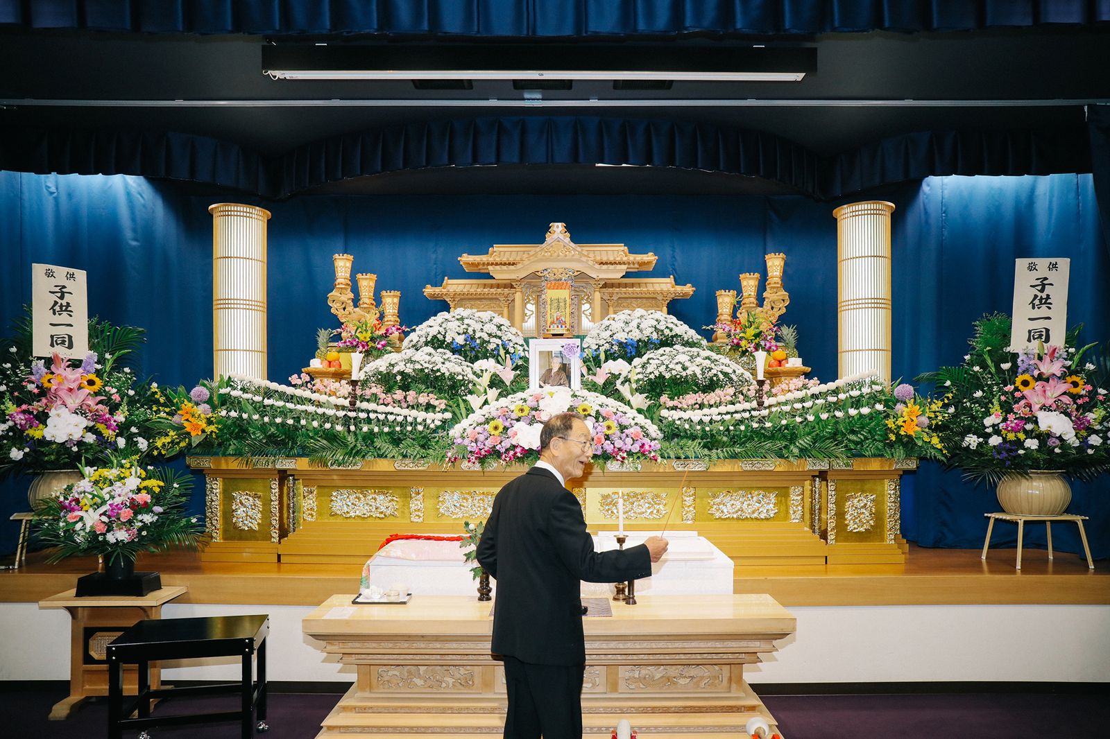 © Kenta Nakamura - A man at her funeral (2018)