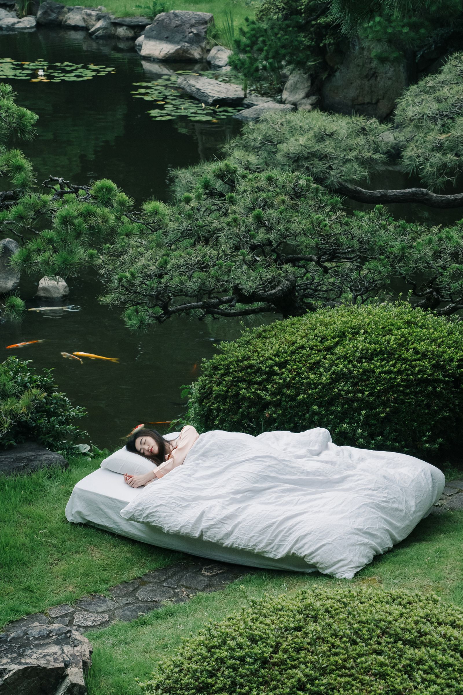 © Kenta Nakamura - This picture was taken during the curfew of the coronavirus pandemic, when the bed was brought into the hotel garden.