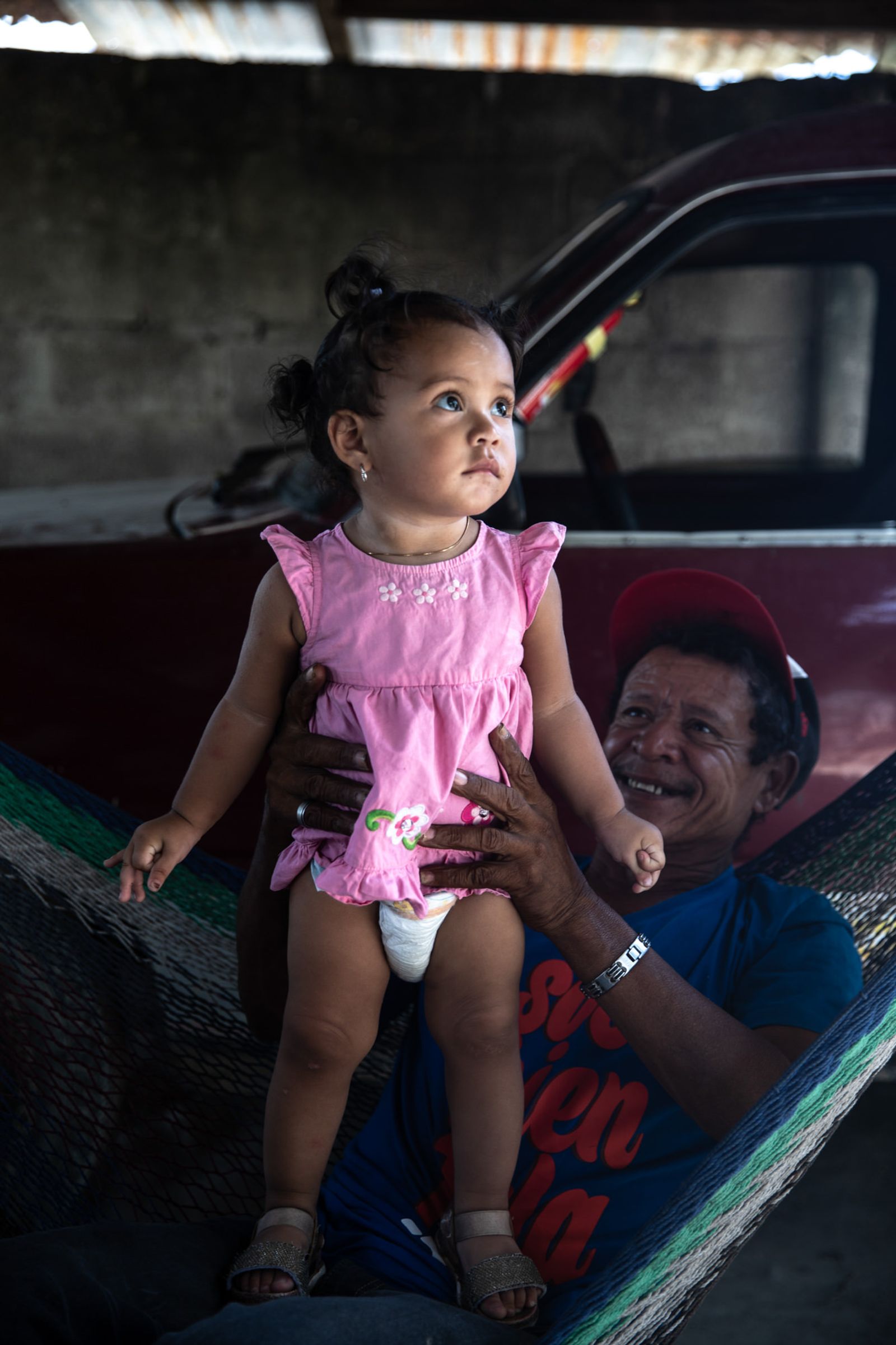 © Tomas Ayuso - Jimena sharing one last moment with her grandpa, Don Tavo, the day she left Honduras.