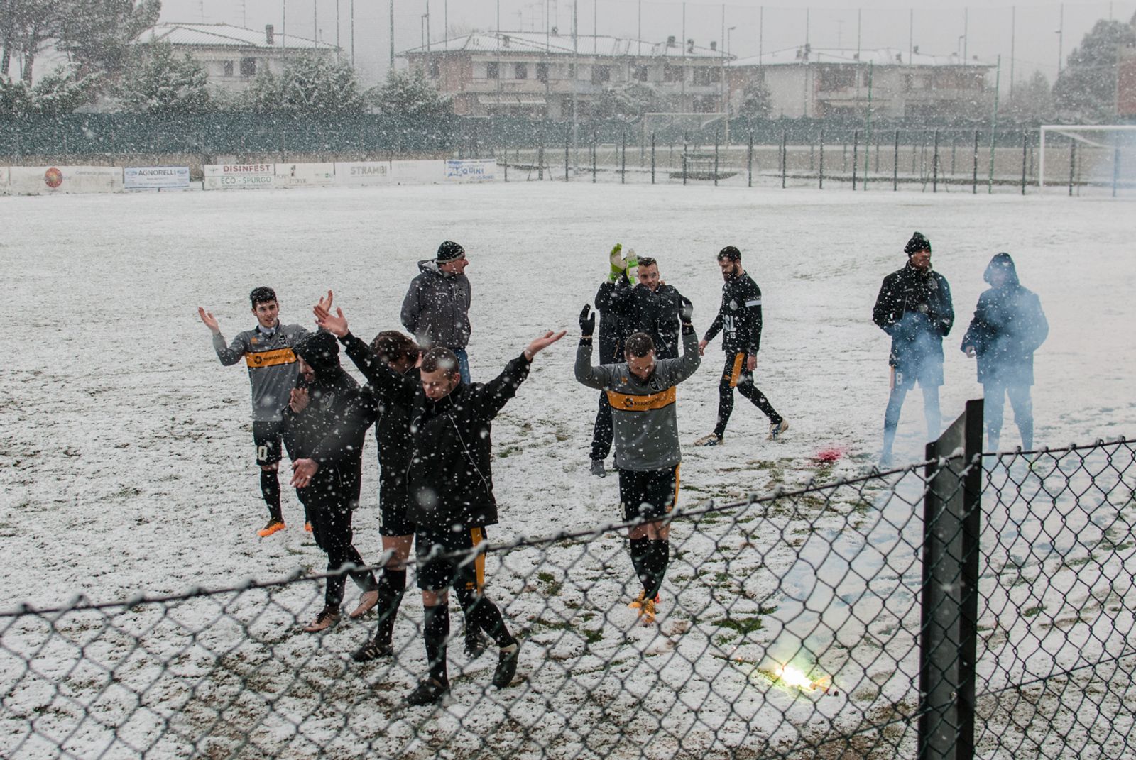 © Sara Esposito - The first team greet the supporters during a winter match away from home.