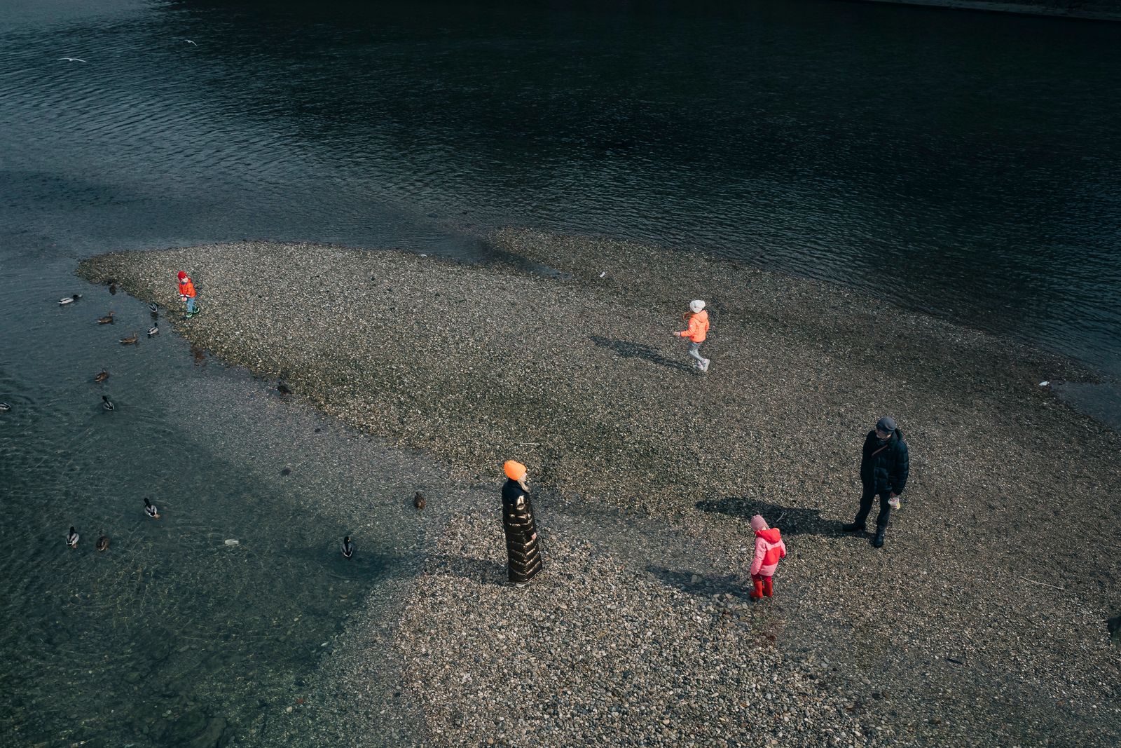 © Rafael Heygster - Families take a walk to the Isar (river) one day before Christmas Eve