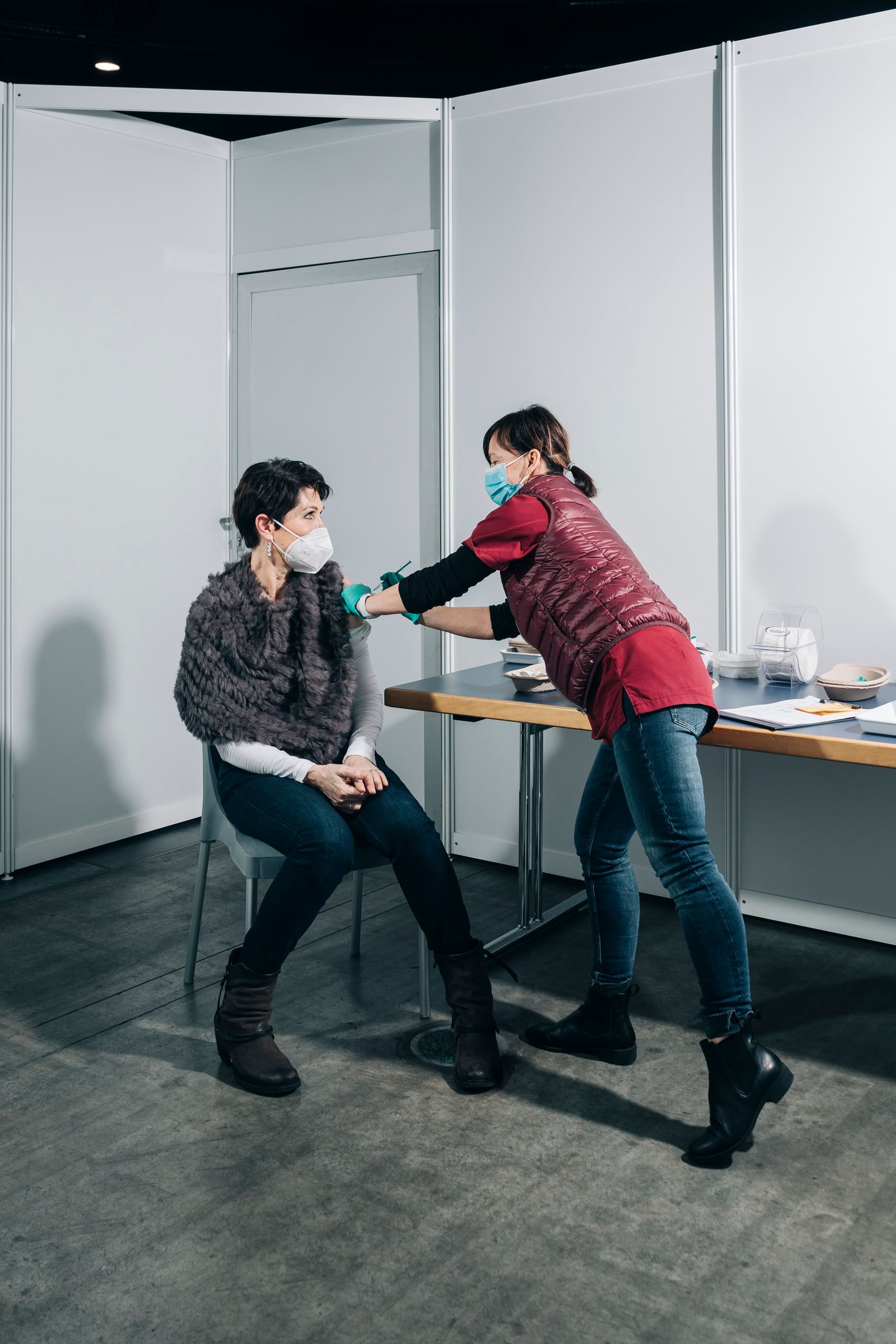 © Rafael Heygster - Diana K. works as a nurse and gets vaccinated by vaccination centre staff member Claudia C. in Zwickau.