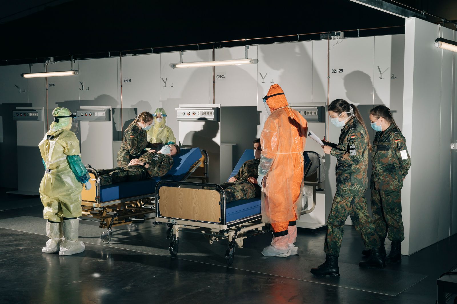 © Rafael Heygster - Trainee officers of the Bundeswehr practice in April in a makeshift hospital how to deal with coronapatients.