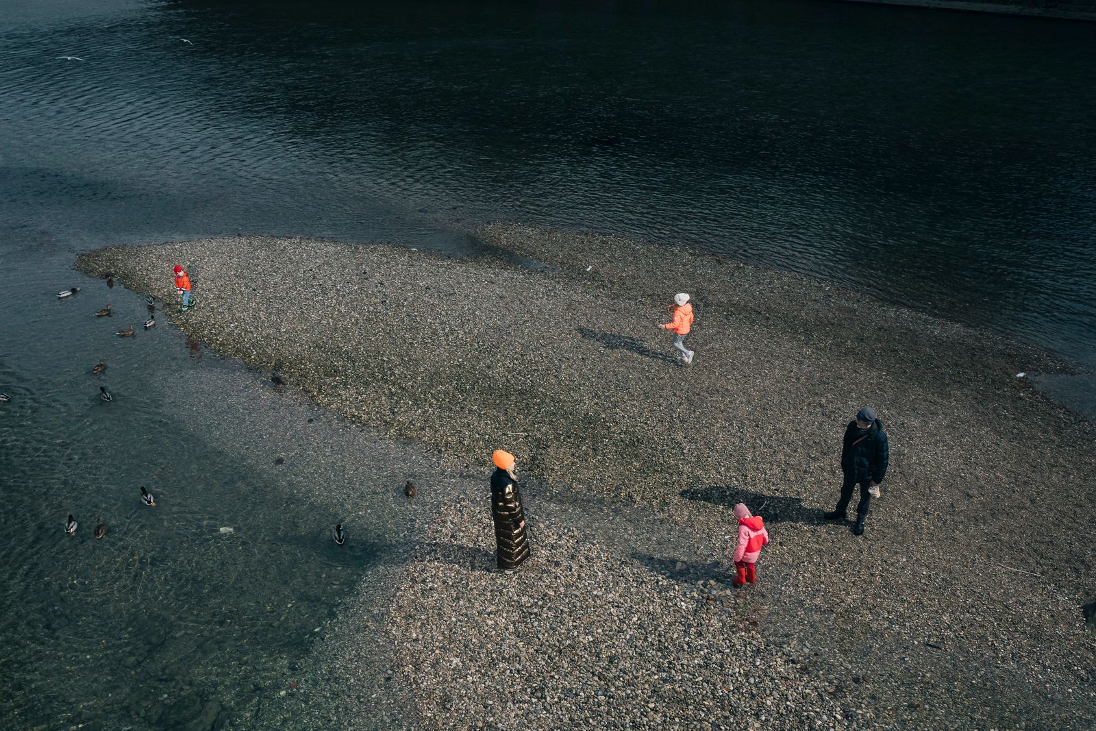 © Rafael Heygster - Families take a walk in compliance with the regulations of social distancing in Munic, one day before Christmas Eve