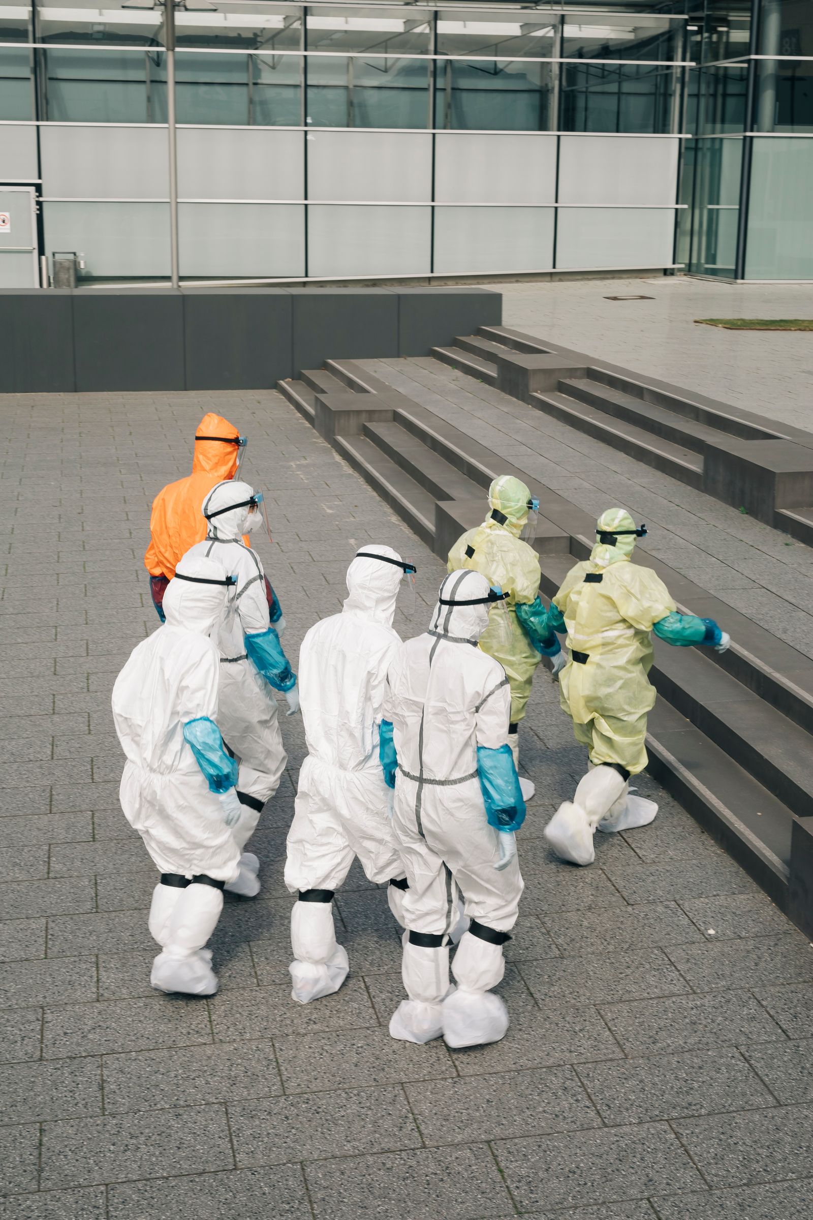 © Rafael Heygster - Soldiers on the way to an exercise at a makeshift hospital in the exhibition halls in Hannover.