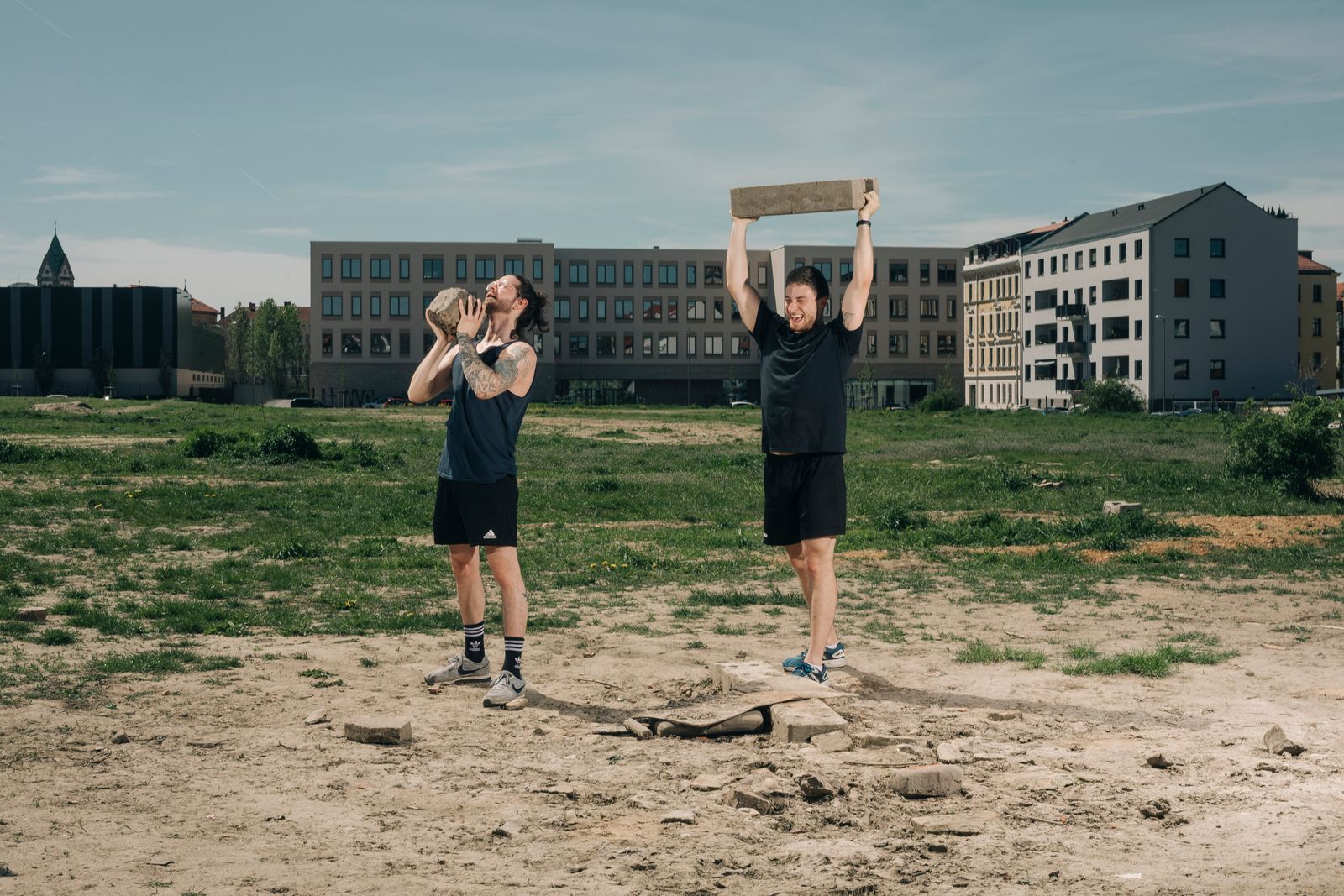 © Rafael Heygster - Since fitness studios are still closed, Max and his friend do their workout in the open air in Leipzig.
