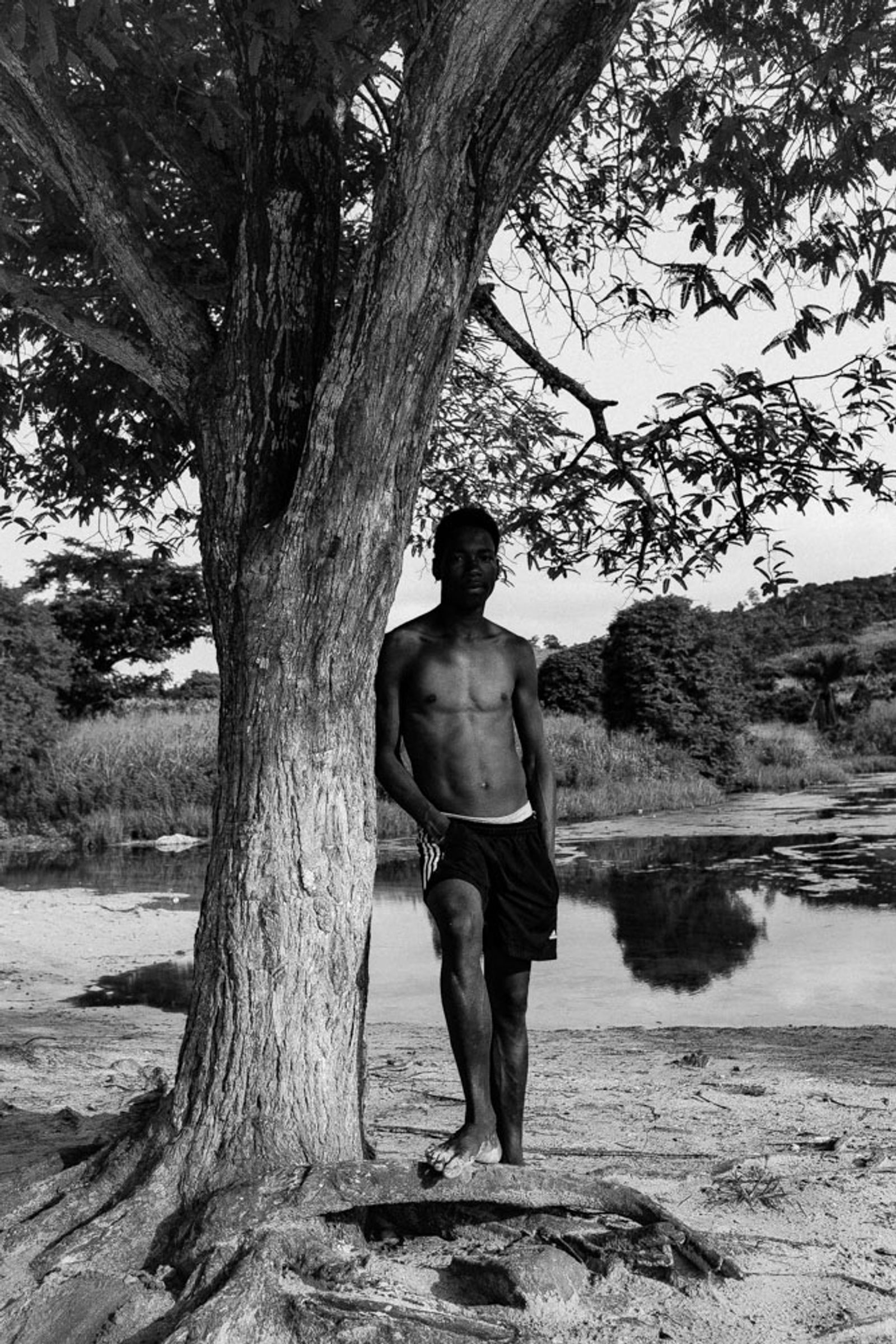 © Theo Gould - Praia dos Tamarindos – Taking a break from the strong, sub-tropical sun under a tamarind tree.