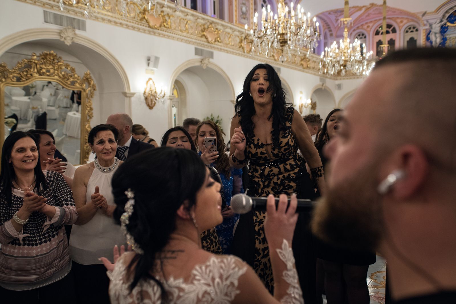 © Camillo Pasquarelli - Anthony let the young bride sing the chorus of one of her favourite song.