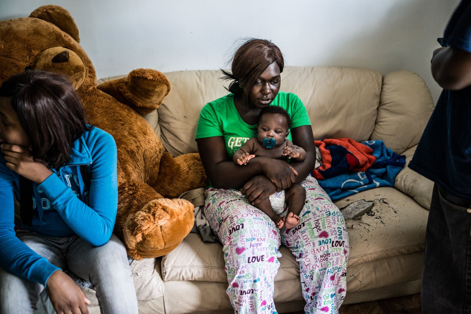 © Zackary Canepari - Brianna Shields, 17, and her baby "Fatdaddy" at the apartment they share with her mother and brother.