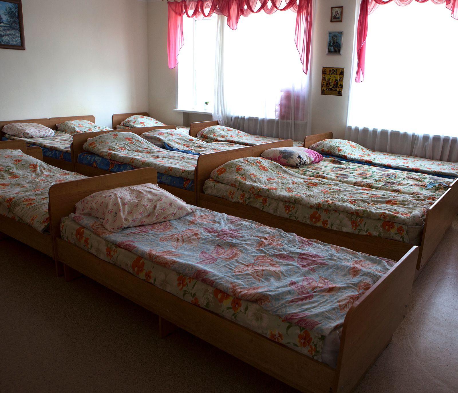 © Jadwiga Bronte - Room with multiple rows of beds. Couples have no privacy, residents are divided by sex and sleep in different rooms.