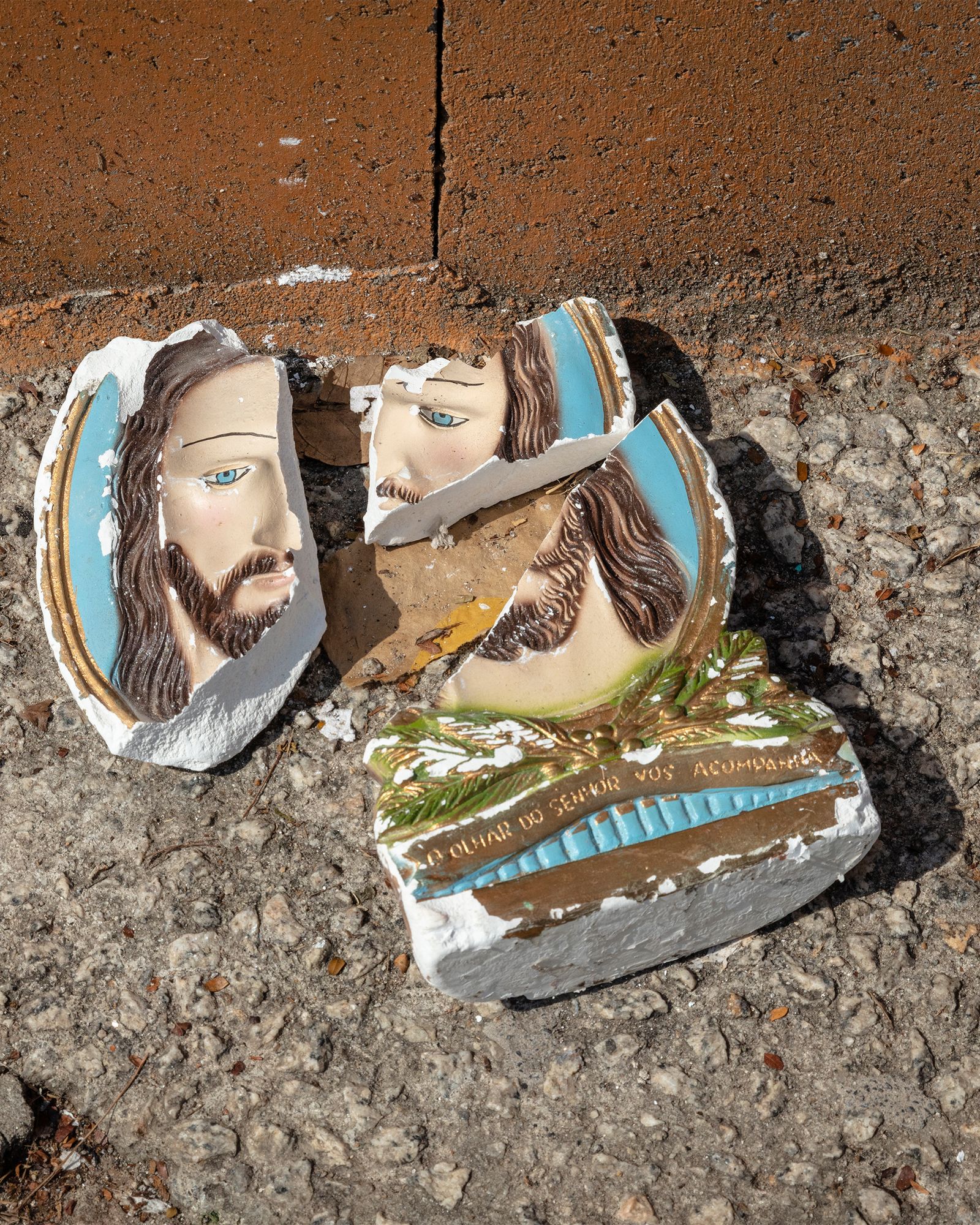 © Gui Christ - A broken Jesus image with the inscription "may the Lords' eye follows you"
