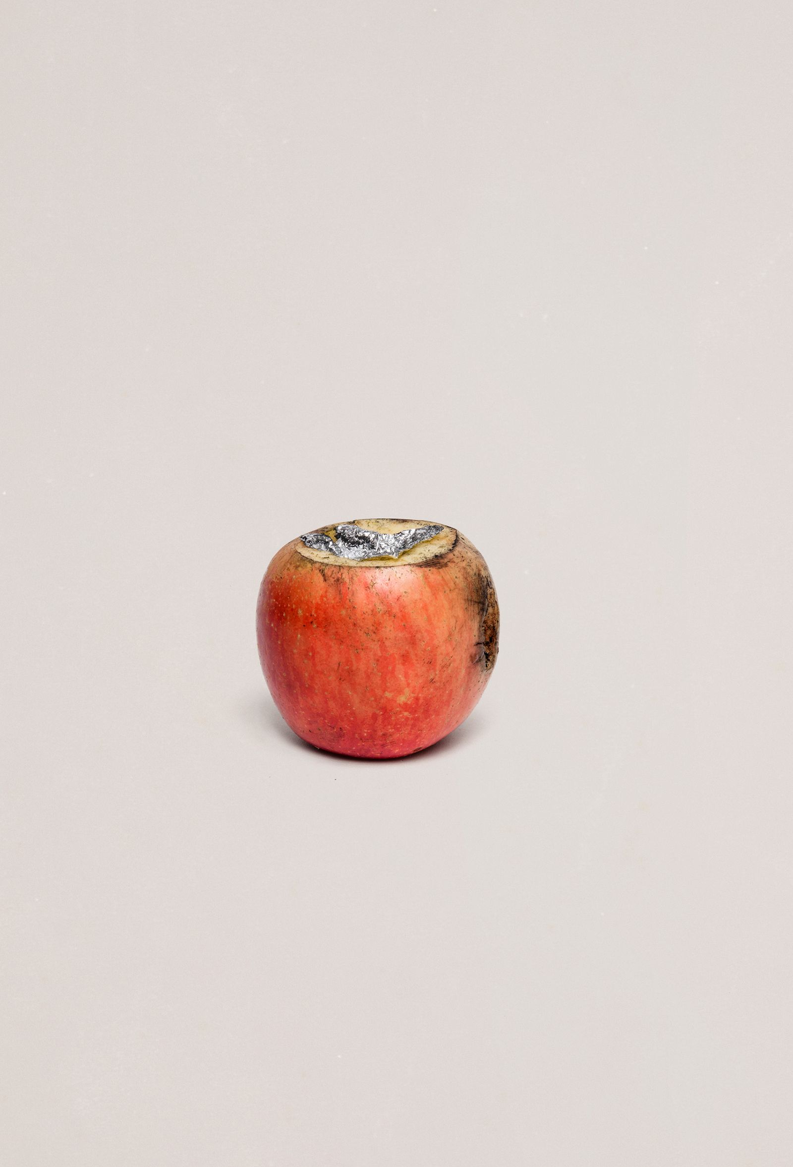 © Gui Christ - A pipe made from an apple