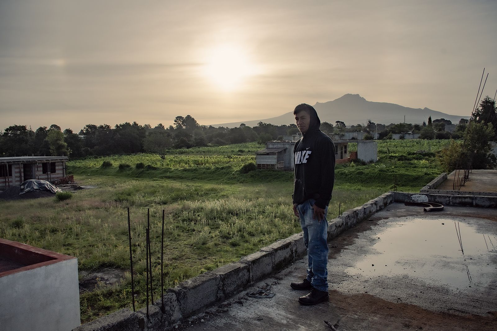 © Evelyn Corte Espinosa - Chucho who is one of the participants, watching the sunrise from his roof