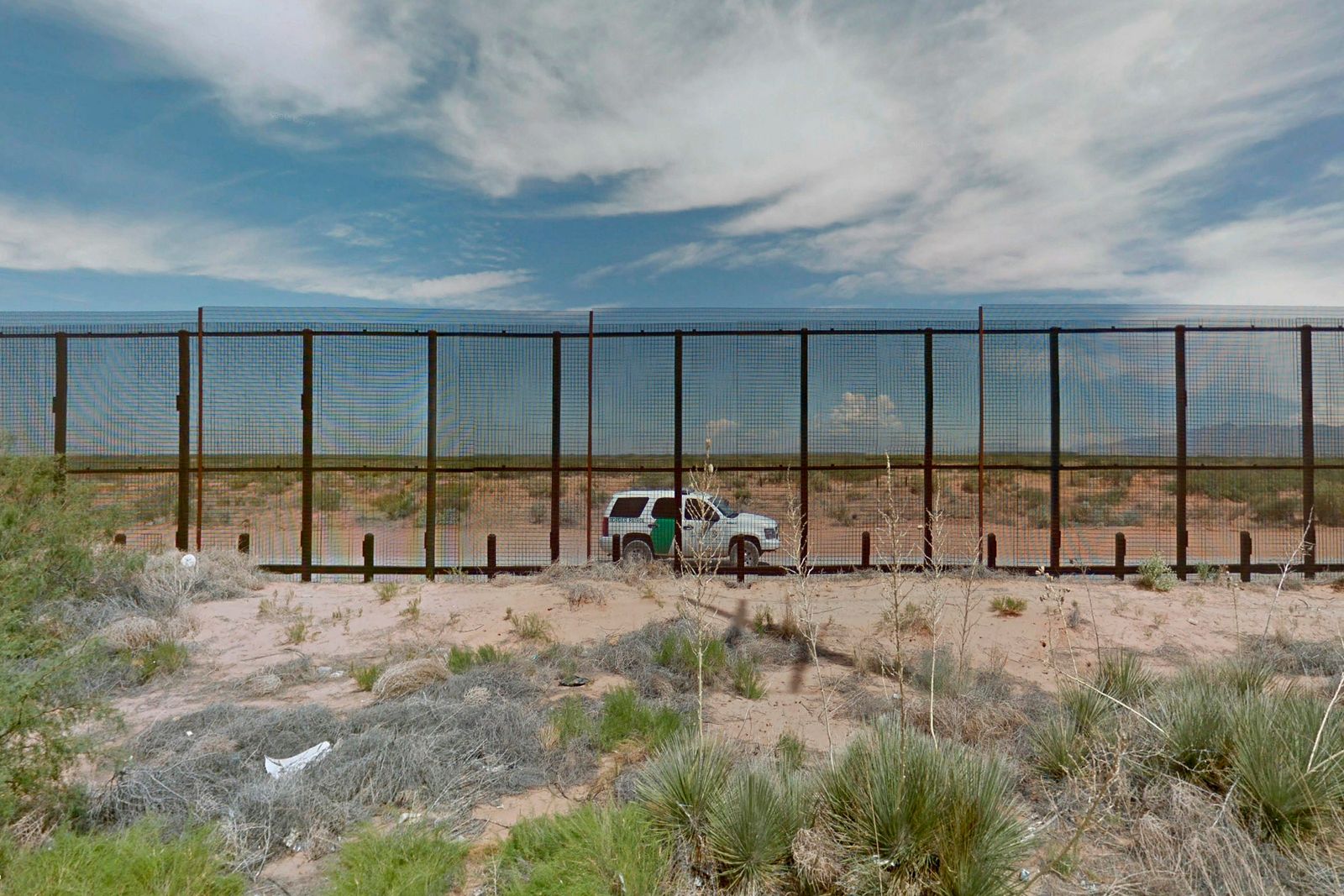 © Alejandro "Luperca" Morales - Carretera Anapra - San Jerónimo. A CBP vehicle next to the border wall near Anapra.
