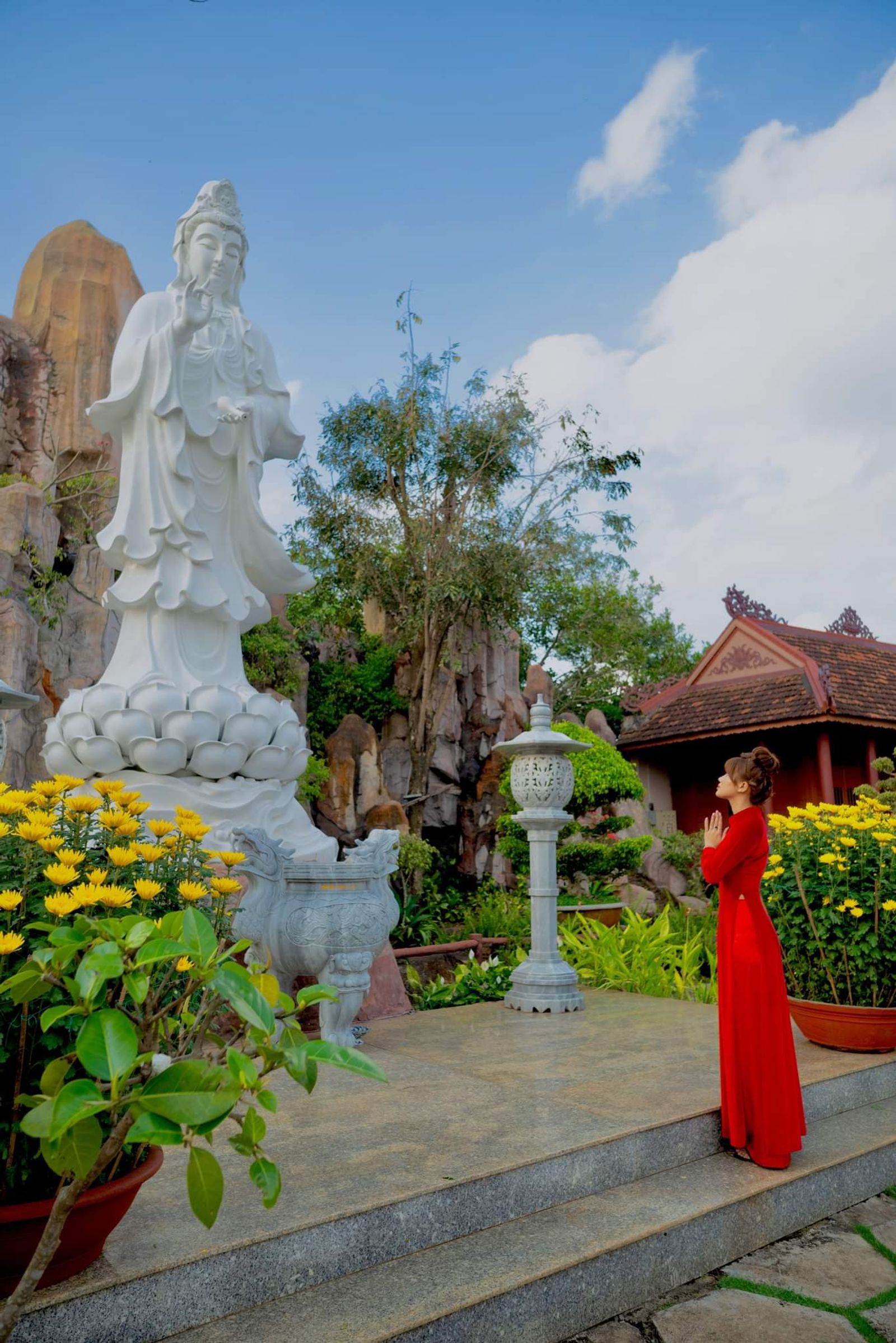 © Lucifer Morningstar - Image from the Buddhists photography project