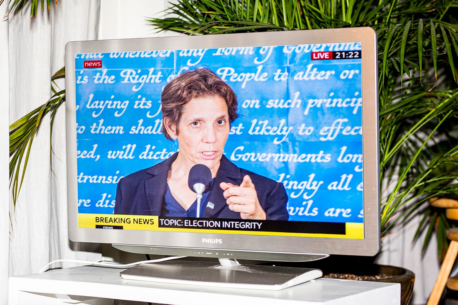 © Jesper Boot - Mom at the final presidential debate (living room)