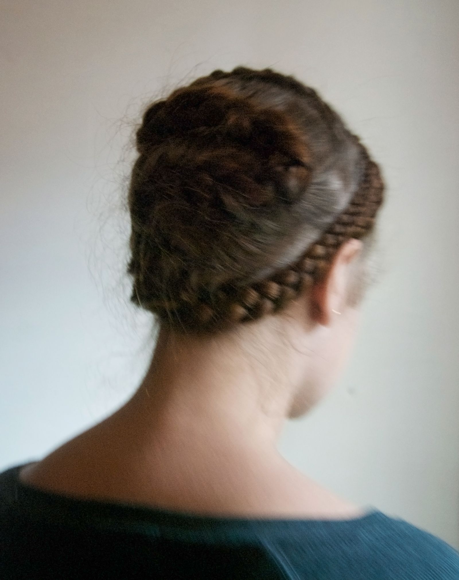 © Katie Swietlik - Self-portrait with fuzzy braids - Autorretrato con trenzas peludas