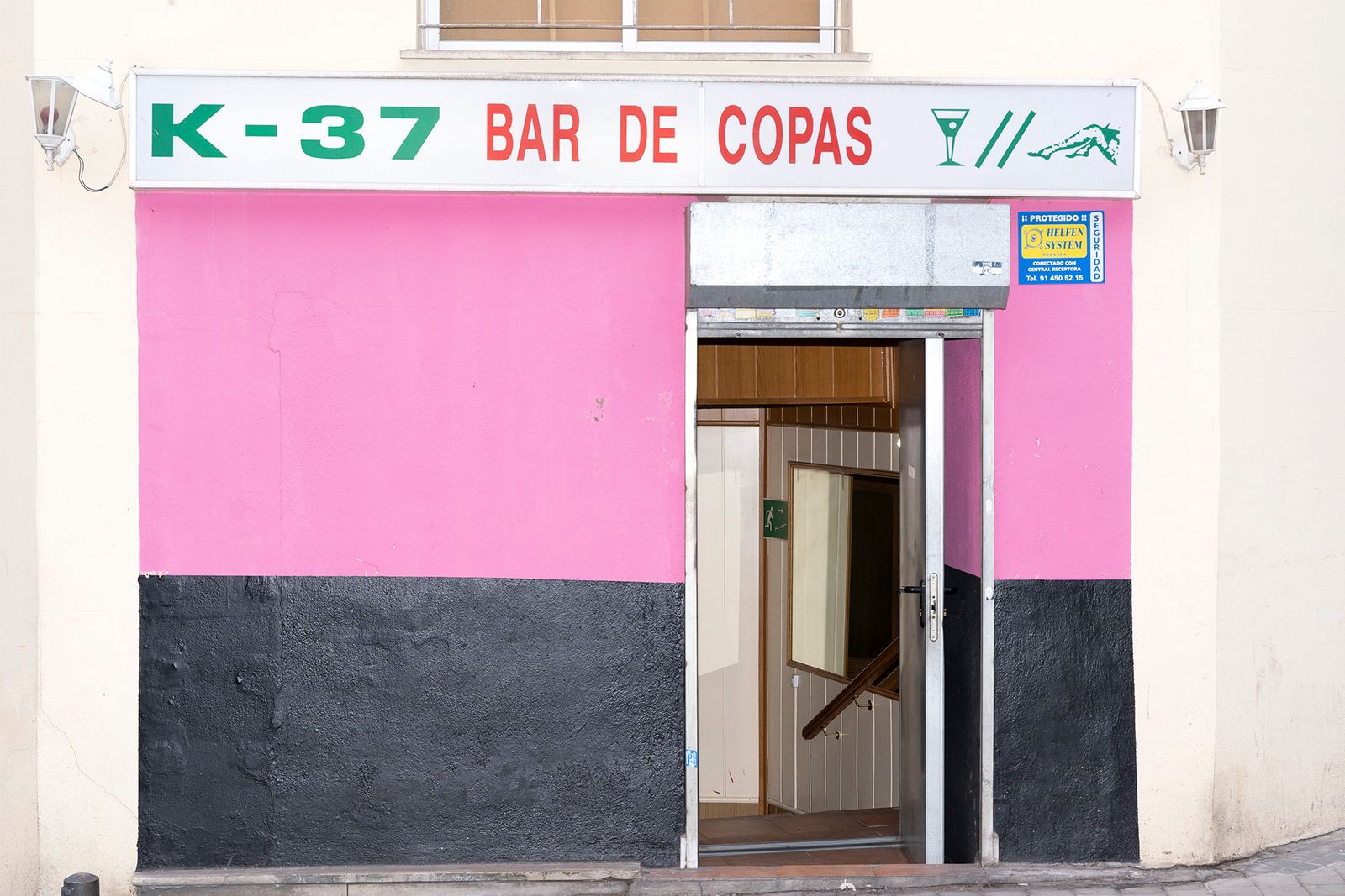 © Manuela Lorente - 8_Meeting place, bar K-37