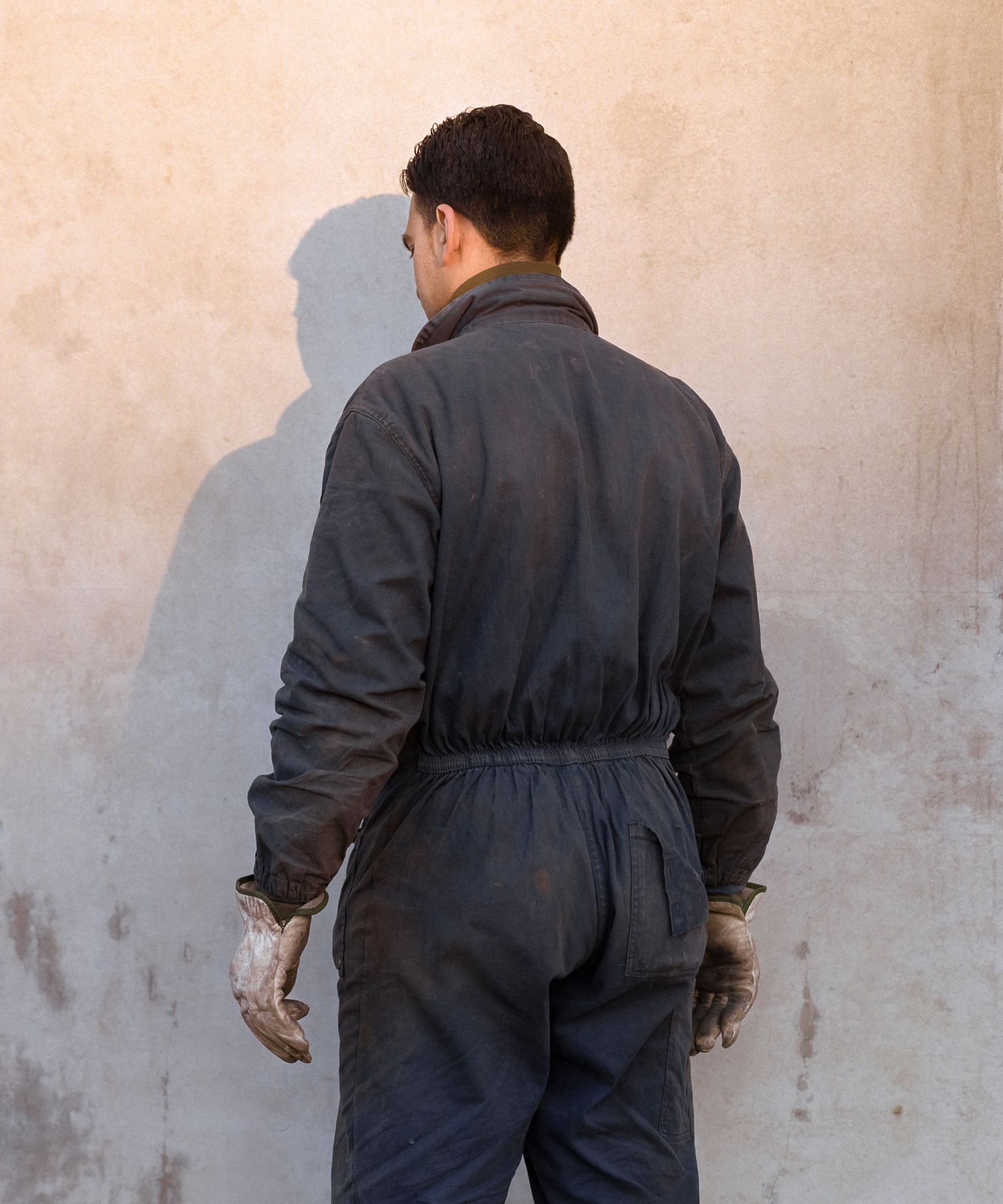 © Filippo Menichetti Martin Errichiello - Portrait of a worker in a factory behind the Gioia Tauro’s harbor.