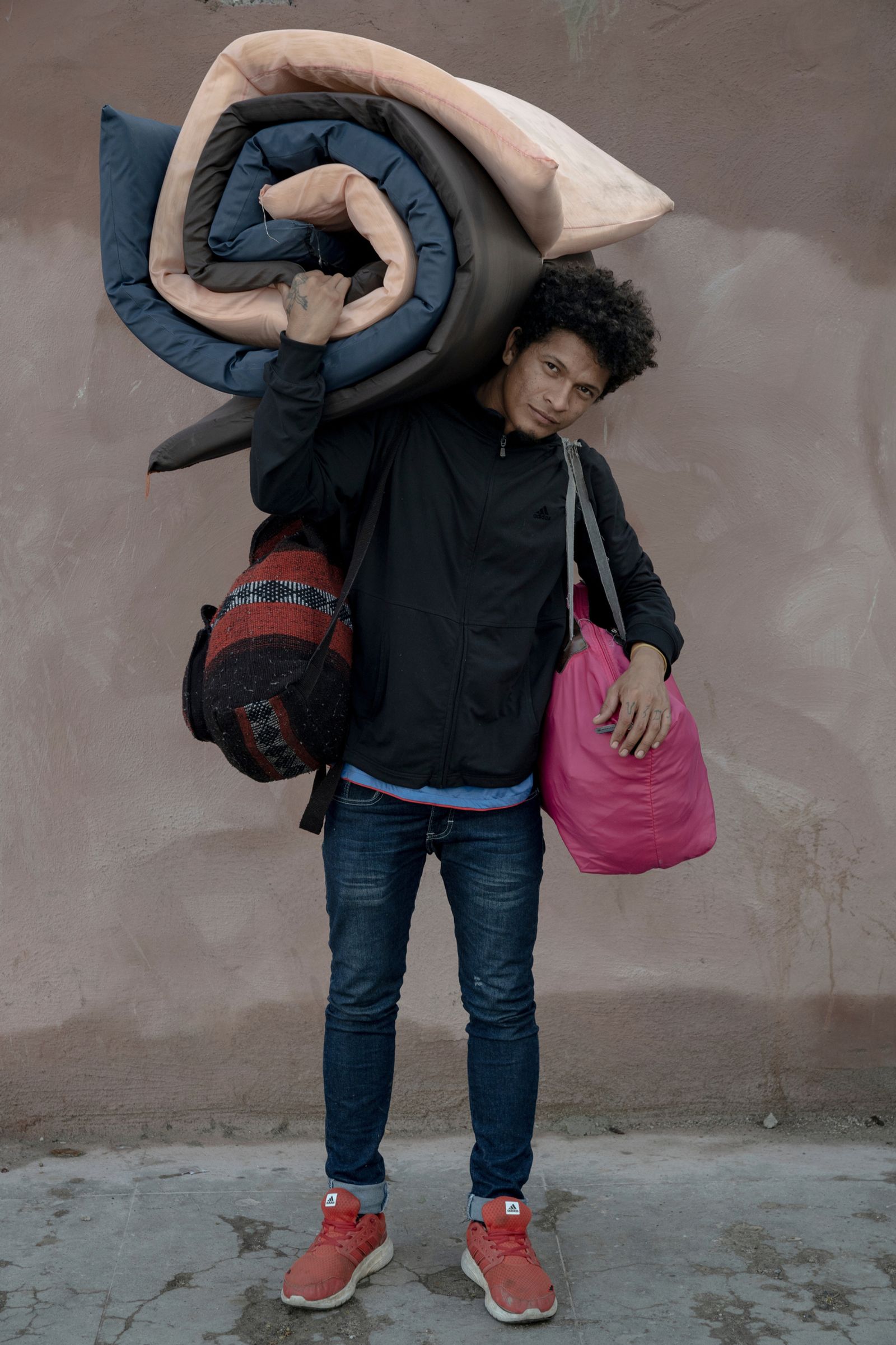 © Kitra Cahana - Portrait of Cesar, 20, from Honduras in Tijuana, Mexico on December 7, 2018.