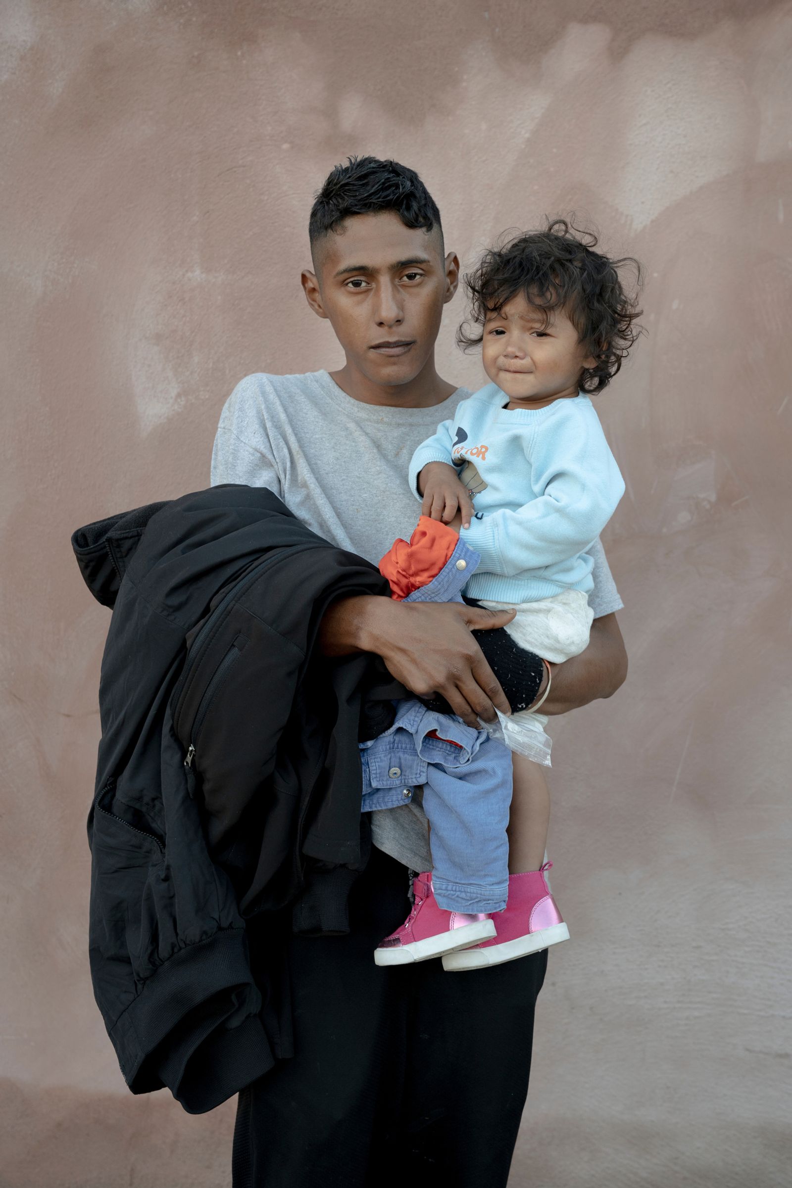 © Kitra Cahana - Portrait of Joel Antonio, 23, and his daughter Alexa Sofia, 1 1/2, from Honduras in Tijuana, Mexico on December 8, 2018.