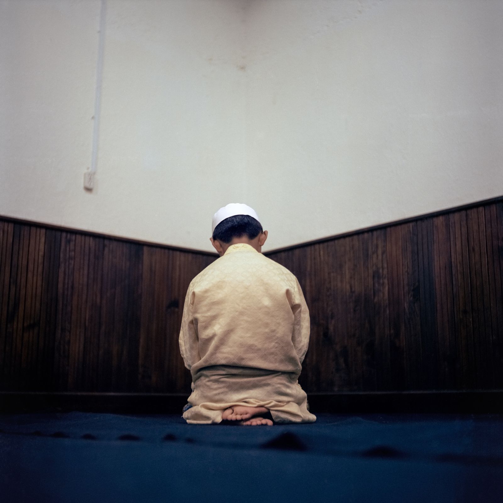 © Giulia Iacolutti - Child praying in the Ahmadi mosque.